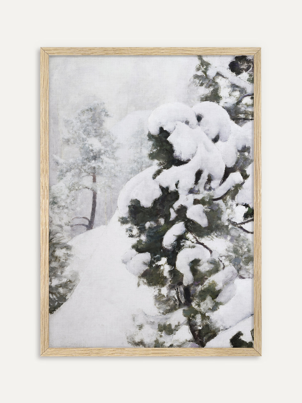 Kunstdruck, der eine verschneite Kiefer mit schweren Schneepolstern auf dunkelgrünen Ästen zeigt, daneben einen schmalen Weg zwischen hellgrauen Bäumen im Schneetreiben. Der helle Holzrahmen unterstreicht die ruhige Japandi Stimmung. #Rahmen_Helles Holz