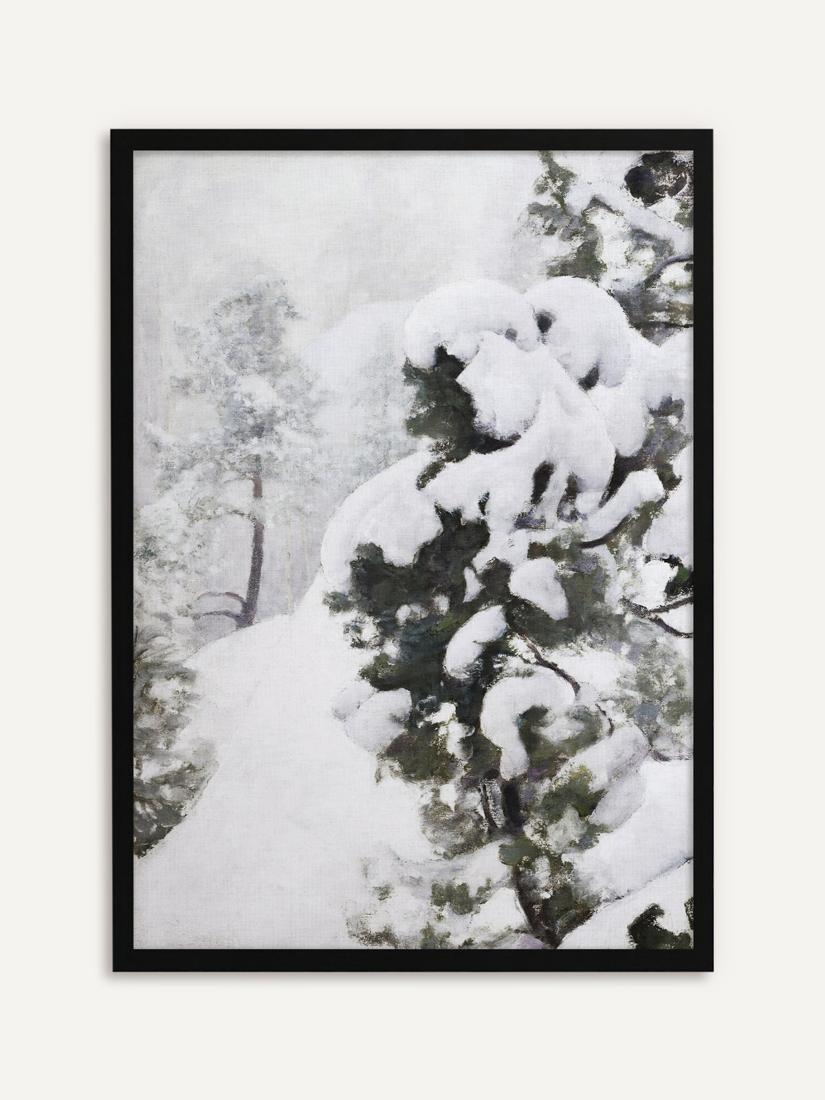 Gerahmtes Poster, das eine verschneite Kiefer mit schweren Schneepolstern auf dunkelgrünen Ästen zeigt, daneben einen schmalen Weg zwischen hellgrauen Bäumen im Schneetreiben. Der schwarze Rahmen setzt einen klaren Wabi-Sabi Kontrast. #Rahmen_Schwarz