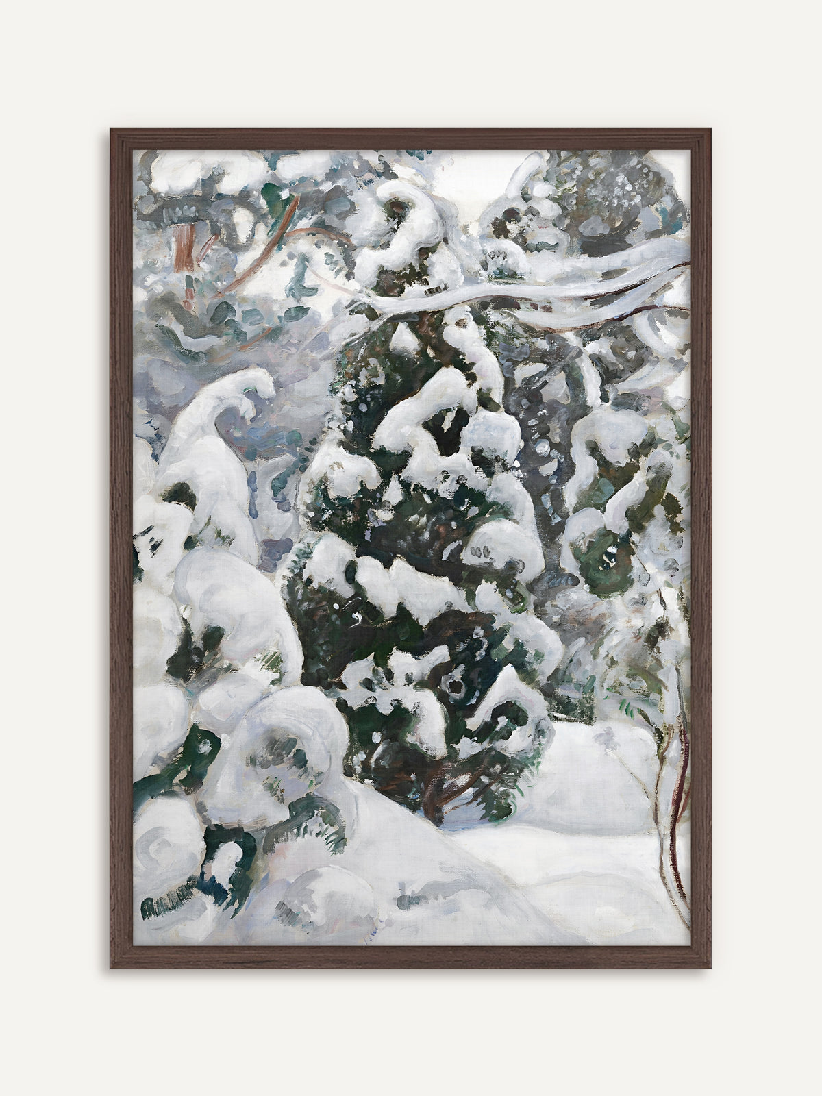 Poster, das einen Wacholder im Schnee zeigt, dessen dunkelgrüne Zweige unter dicken weißen Hauben liegen, umgeben von verschneiten Sträuchern. Im dunklen Holzrahmen wirkt das Motiv ruhig und erdig im Wabi-Sabi Stil. #Rahmen_Dunkles Holz