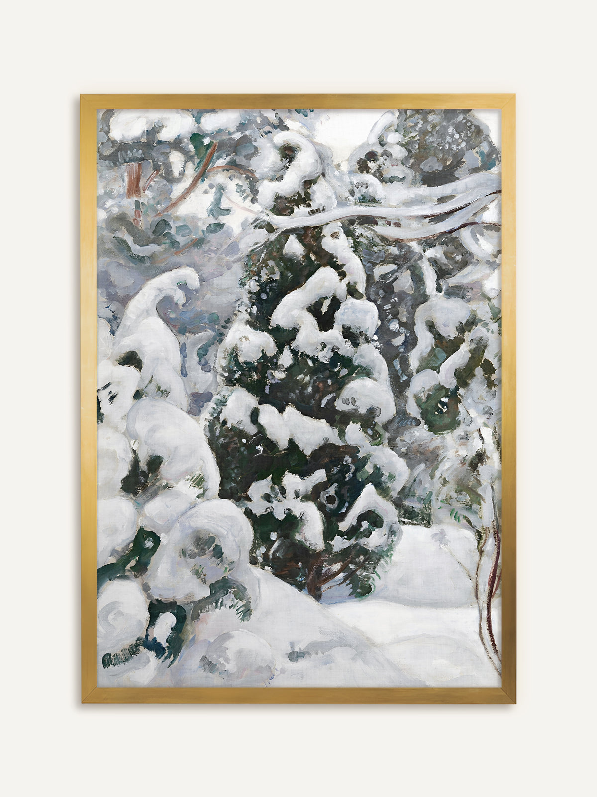 Wandbild, das einen Wacholder im Schnee zeigt, dessen dunkelgrüne Zweige unter dicken weißen Hauben liegen, umgeben von verschneiten Sträuchern. Der goldene Rahmen gibt dem kühlen Schnee einen warmen antiken Akzent. #Rahmen_Gold