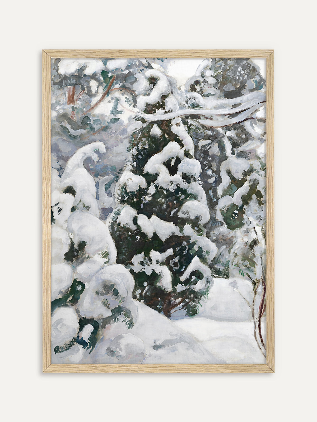 Kunstdruck, der einen Wacholder im Schnee zeigt, dessen dunkelgrüne Zweige unter dicken weißen Hauben liegen, umgeben von verschneiten Sträuchern. Der helle Holzrahmen passt zur natürlichen Japandi Stimmung des Winterbilds. #Rahmen_Helles Holz