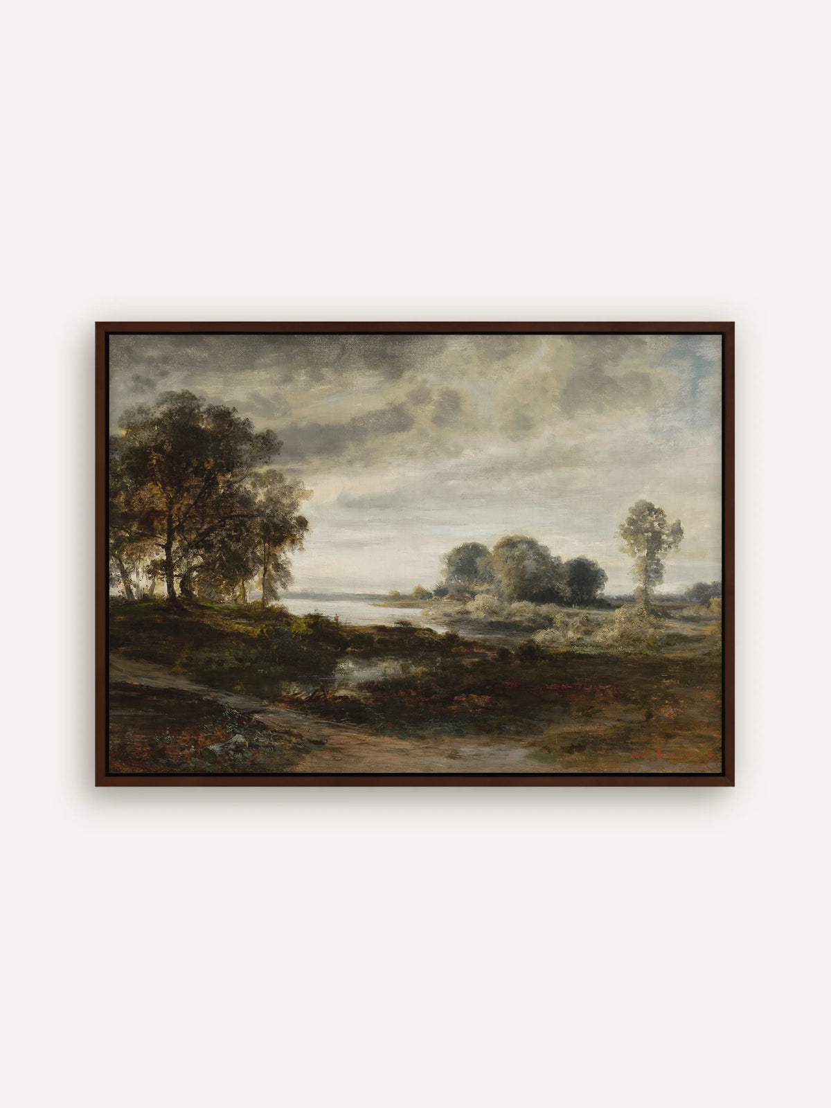 Flusslandschaft auf Leinwand im dunkelbraunen Schattenfugenrahmen. Links stehen hohe Bäume in Dunkelgrün und Bronze, im Vordergrund eine kleine Wasserstelle zwischen Gras in Oliv und Rostrot. #Rahmen_Braun
