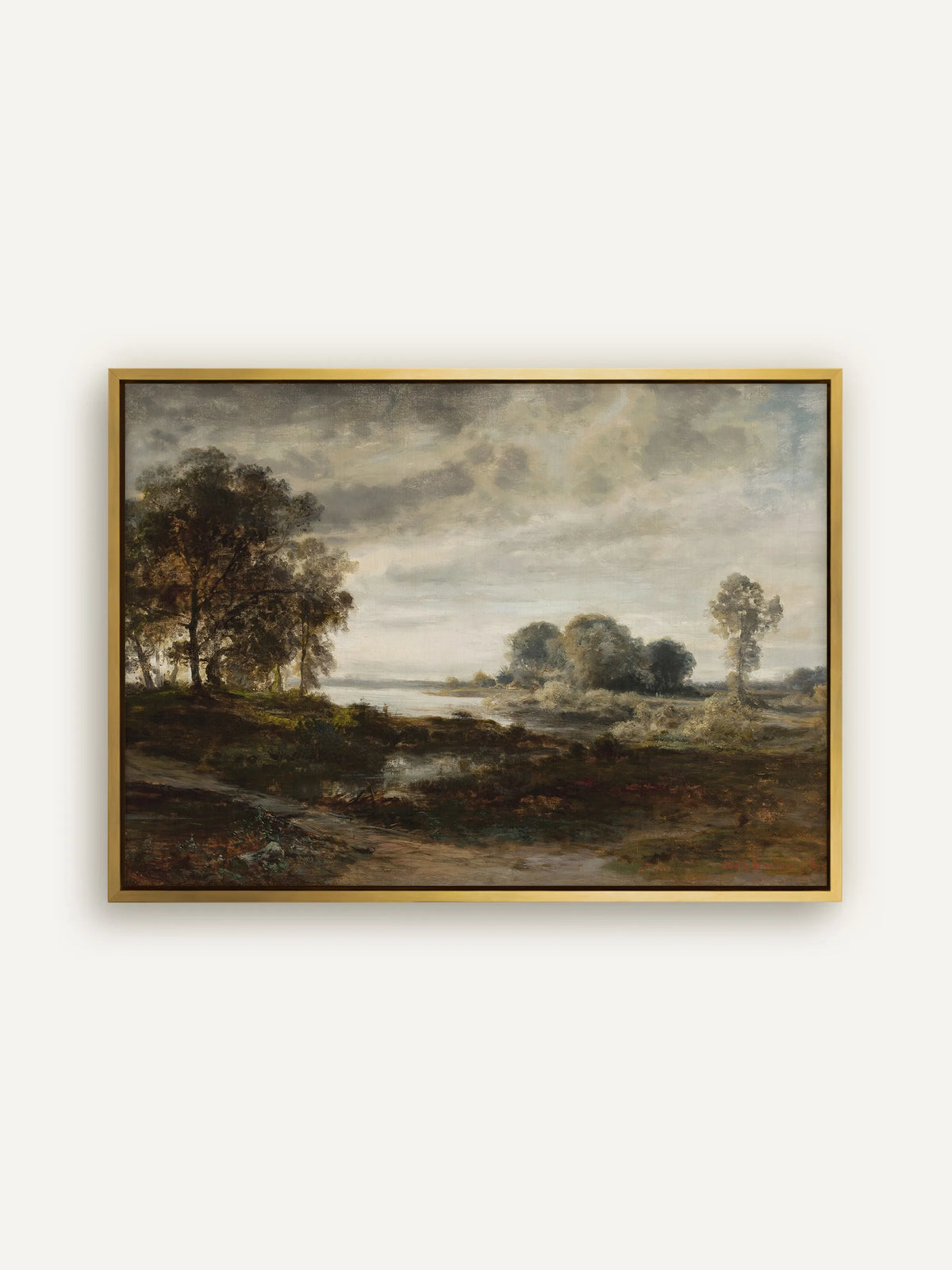 Moody Landschaft am Fluss im goldenen Schattenfugenrahmen. Das Gold greift die bronzefarbenen Töne im Laub auf, über dem Wasser ziehen Wolken in Grau und Taupe. #Rahmen_Gold
