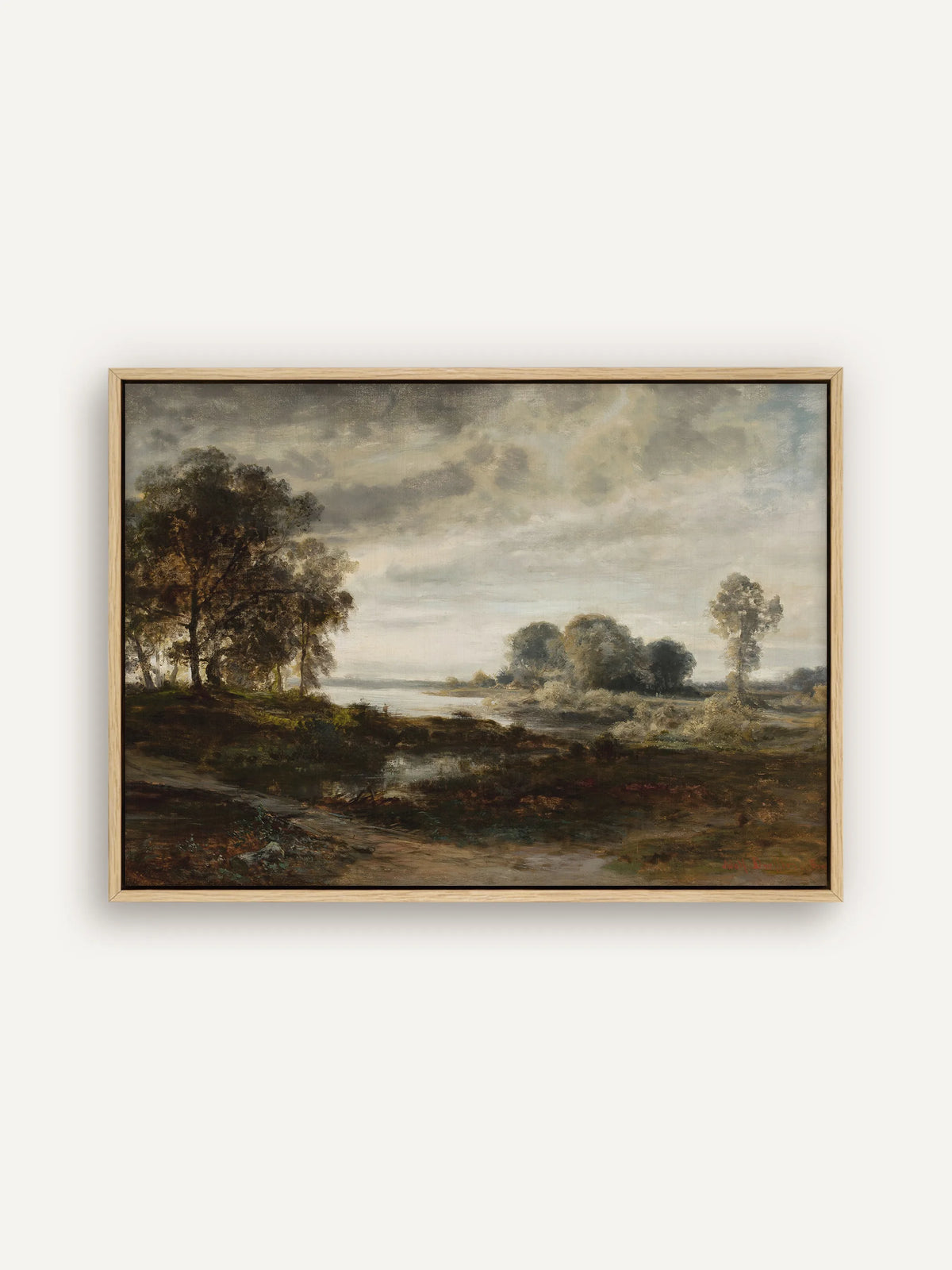 Vintage Leinwandbild im Querformat im naturfarbenen Schattenfugenrahmen. Ein heller Fluss zieht sich zwischen dunklen Baumgruppen zum Horizont, darüber liegt ein schwerer Himmel mit grauen und cremefarbenen Wolken. #Rahmen_Natur