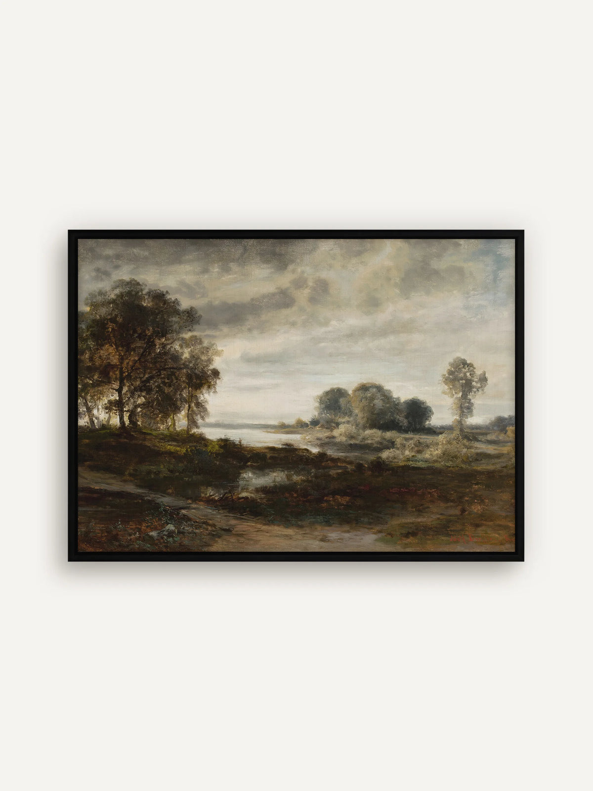 Leinwandbild mit Fluss und Wolkenhimmel im schwarzen Schattenfugenrahmen. Der dunkle Rahmen verbindet sich mit den tiefen Erdtönen im Vordergrund und fasst den hellen Himmel klar ein. #Rahmen_Schwarz