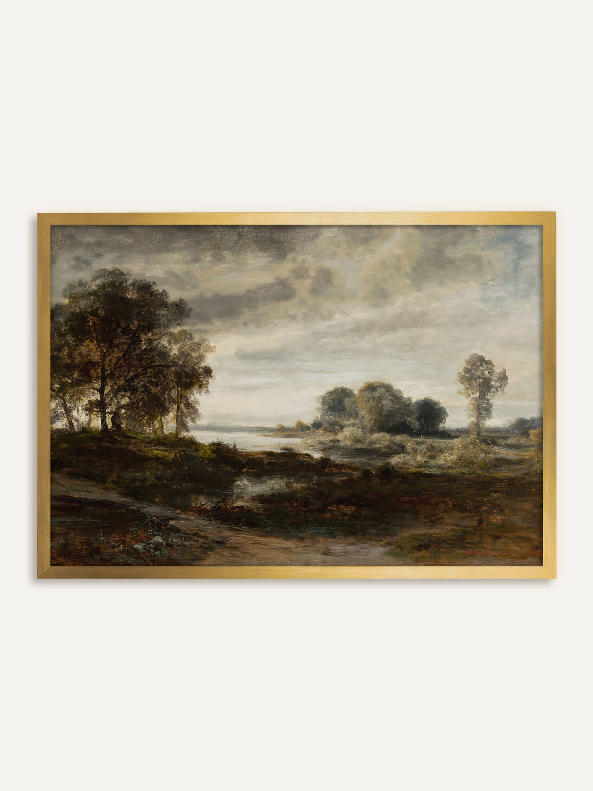 Wandbild, das eine weite Flusslandschaft unter bewegtem Wolkenhimmel zeigt, mit einer Baumgruppe auf einer Anhöhe, stillem Wasser und einem Weg im Vordergrund in Oliv- und Brauntönen. Im goldenen Rahmen nimmt das Bild das warme Licht über dem Wasser auf und wirkt wie ein antikes Ölgemälde. #Rahmen_Gold