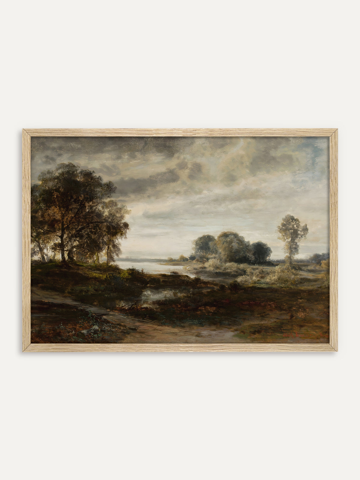 Kunstdruck, der eine weite Flusslandschaft unter bewegtem Wolkenhimmel zeigt, mit einer Baumgruppe auf einer Anhöhe, stillem Wasser und einem Weg im Vordergrund in Oliv- und Brauntönen. Im Rahmen aus hellem Holz wirkt die dunkle Landschaft leichter und passt zu einer ruhigen Wabi-Sabi-Einrichtung. #Rahmen_Helles Holz
