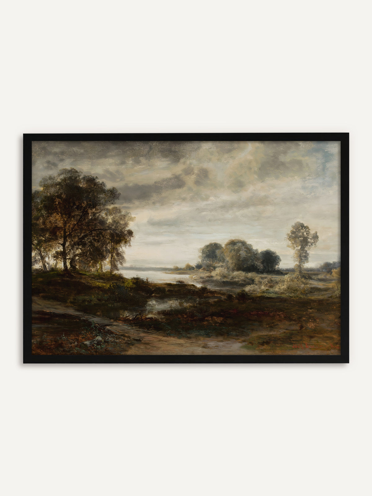 Gerahmtes Poster, das eine weite Flusslandschaft unter bewegtem Wolkenhimmel zeigt, mit einer Baumgruppe auf einer Anhöhe, stillem Wasser und einem Weg im Vordergrund in Oliv- und Brauntönen. Mit schwarzem Rahmen bekommt die Vintage-Landschaft klare Kanten und eine moderne Note. #Rahmen_Schwarz