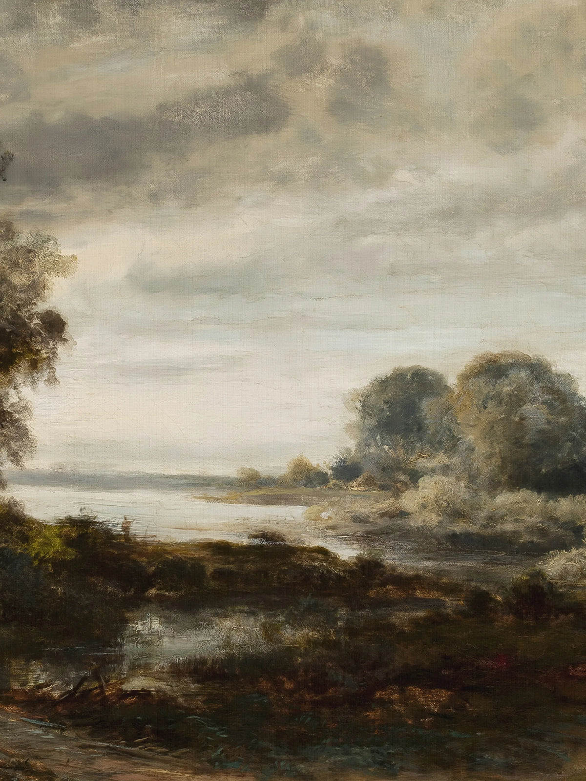 Detailaufnahme der Flusslandschaft mit sichtbarer Leinwandstruktur. Graue Wolken liegen über dem hellen Wasser, rechts eine dichte Baumgruppe, vorn spiegelt eine kleine Wasserstelle zwischen braunem und rostrotem Gras.