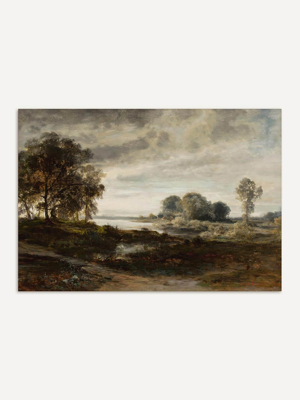 Stimmungsvolle Landschaft mit Bäumen am Flussufer unter bewegtem Himmel, gemalt in erdigen Grün- und Brauntönen mit weichem Licht. Der Kunstdruck zeigt eine ruhige, naturverbundene Szene im Stil klassischer Landschaftsmalerei.