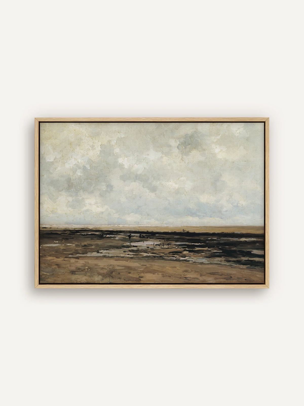 Vintage Leinwandbild im Querformat im naturfarbenen Schattenfugenrahmen. Helle Wolken in Weiß und Grau ziehen über einen weiten Strand bei Ebbe mit nassem Sand, dunklen Rinnen und Wasserlachen. #Rahmen_Natur