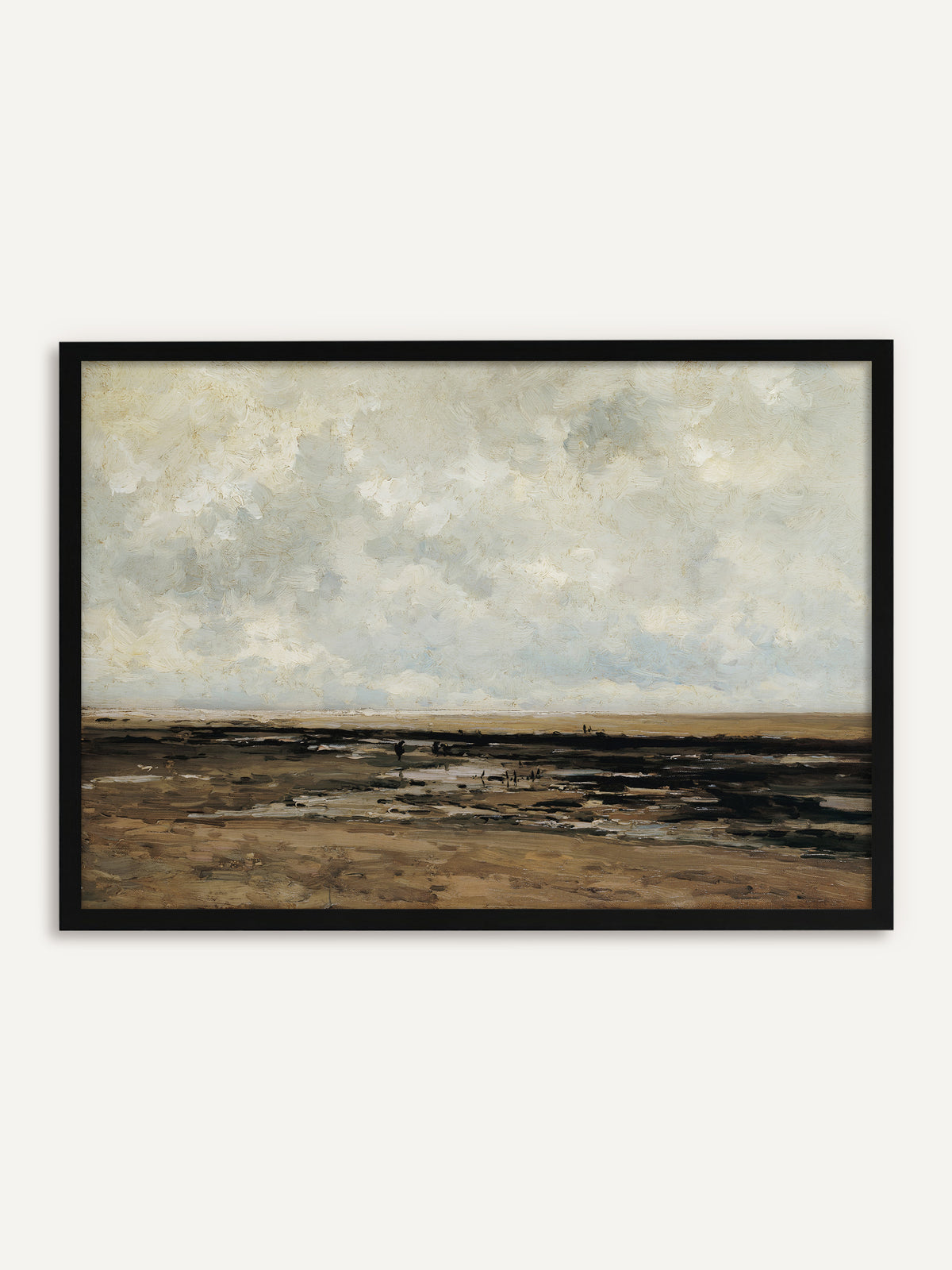 Gerahmtes Poster, das einen weiten Strand bei Ebbe zeigt, mit Prielen, kleinen Figuren in der Ferne und einem hohen Himmel voller weißer und hellblauer Wolken über sandbraunem Boden. Mit schwarzem Rahmen wird die Vintage-Küstenszene klar gefasst, und der helle Himmel kommt kräftig zur Geltung. #Rahmen_Schwarz