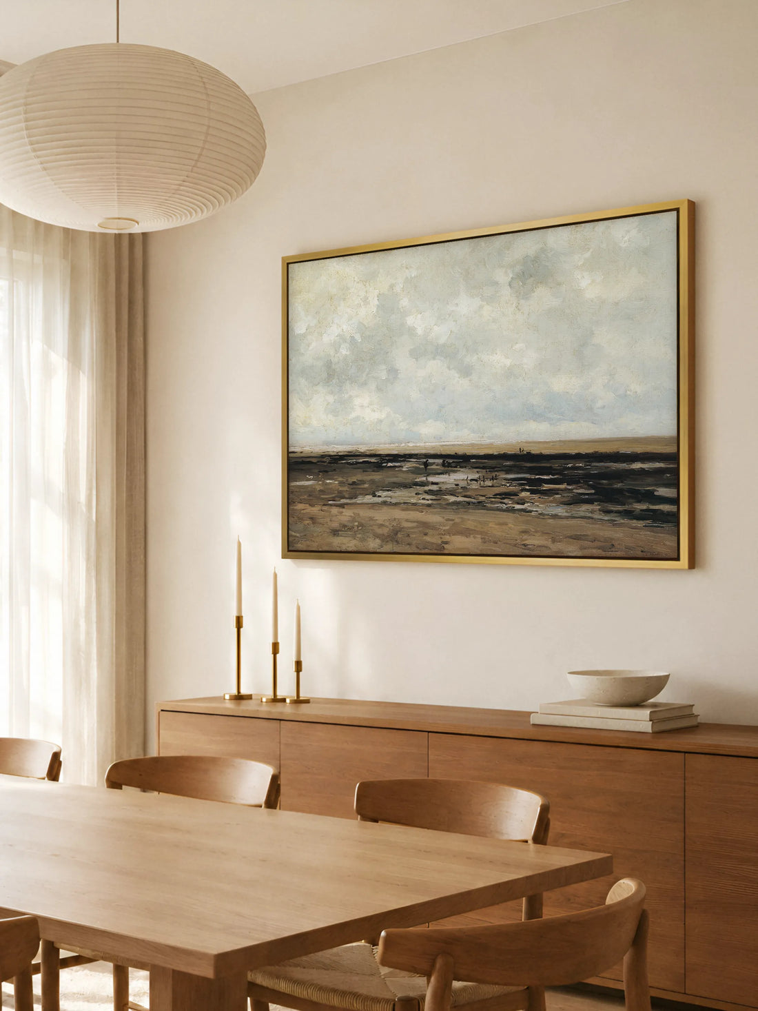 Leinwandbild mit weitem Strand bei Ebbe und hellem Wolkenhimmel im Esszimmer. Die gedämpften Sand- und Grautöne des Bildes passen zu einer Einrichtung mit warmem Holz.