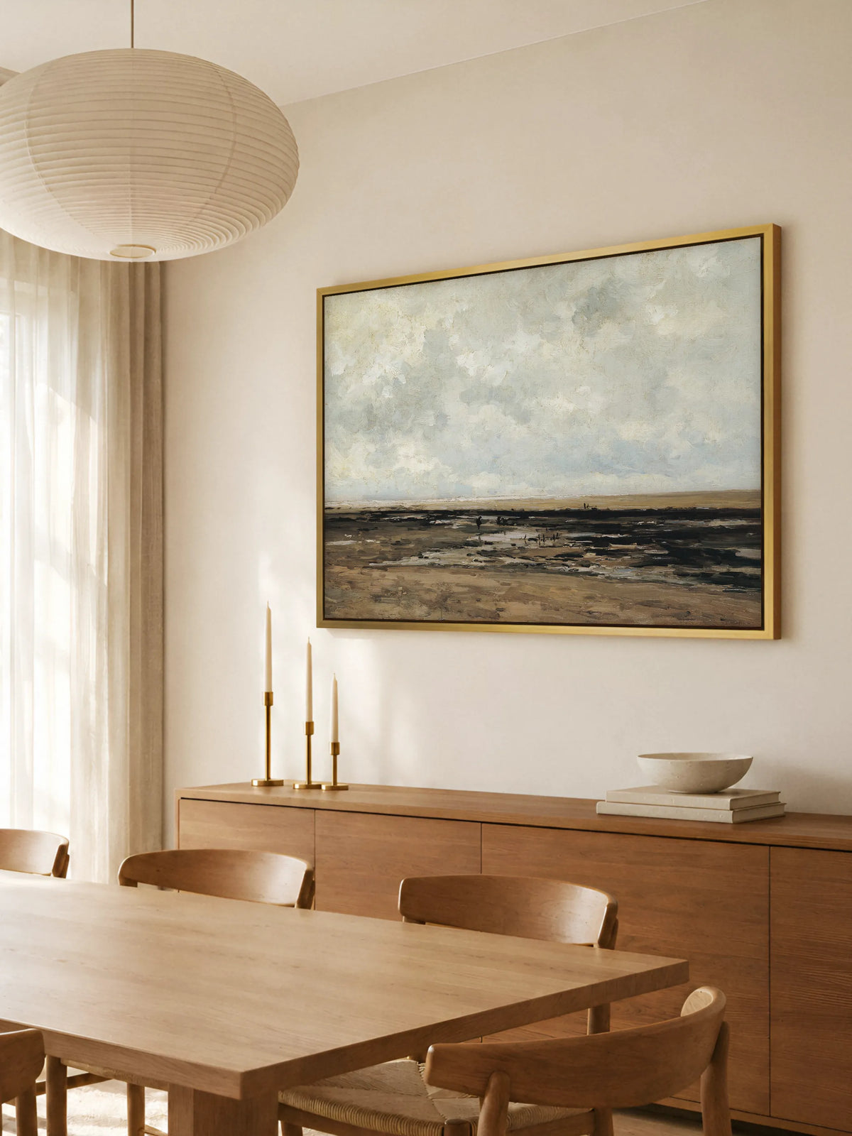 Leinwandbild mit weitem Strand bei Ebbe und hellem Wolkenhimmel im Esszimmer. Die gedämpften Sand- und Grautöne des Bildes passen zu einer Einrichtung mit warmem Holz.