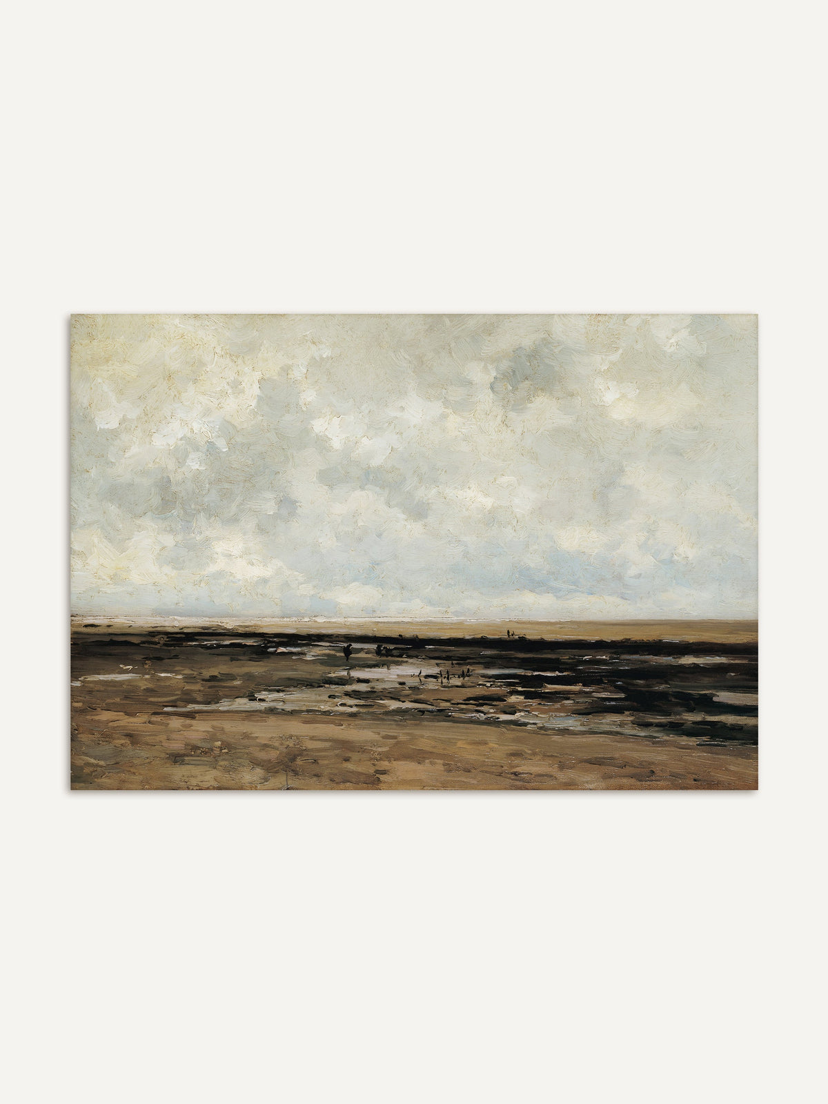 Atmosphärischer Landschafts-Kunstdruck mit weiter Küstenebene, flachem Horizont und bewegtem Himmel in sanften Grau-, Beige- und Erdtönen. Das ruhige, malerische Wandbild wirkt zeitlos und erinnert an klassische Landschaftsmalerei mit moody Stimmung. #Rahmen_Ohne Rahmen