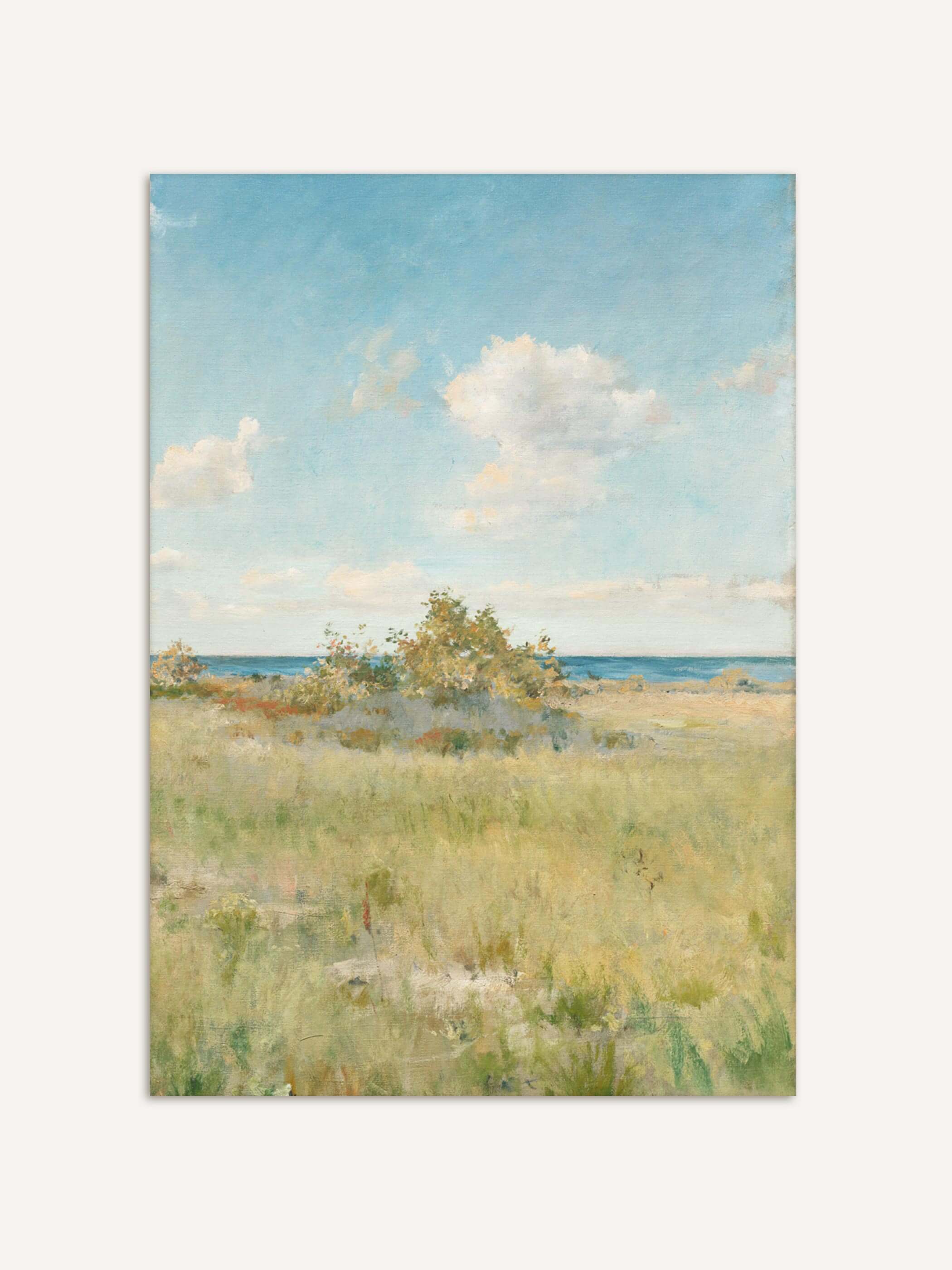 Impressionistische Landschaft mit goldgelber Küstenwiese, einem Gebüsch am Horizont und dem blauen Meer unter zartem Wolkenhimmel. Der Kunstdruck zeigt die weichen, lichtdurchfluteten Pinselstriche und die sommerliche Farbpalette im Detail.