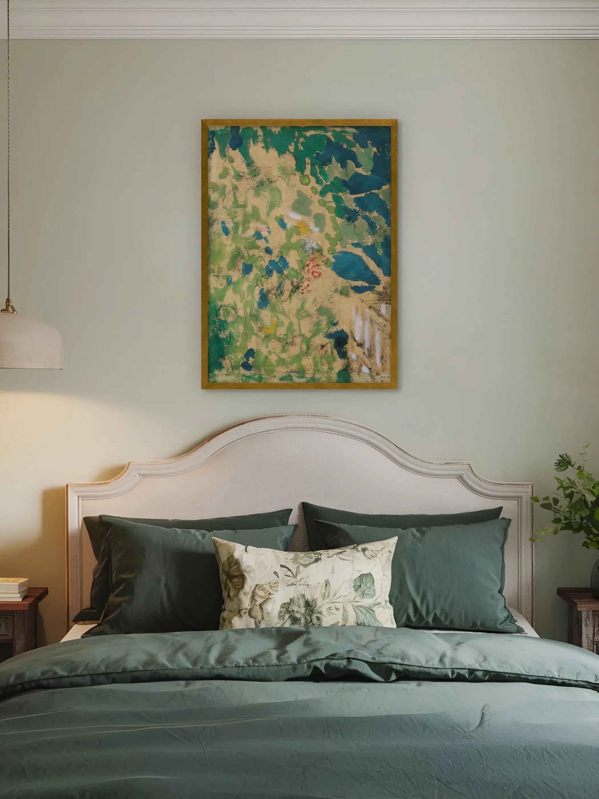 Kunstdruck einer abstrakten Landschaft in goldenem Rahmen hängt über einem Bett mit salbeigrüner Bettwäsche vor heller Wand. Das sommerliche Wandbild bringt eine naturverbundene, gemütliche Stimmung ins Schlafzimmer.