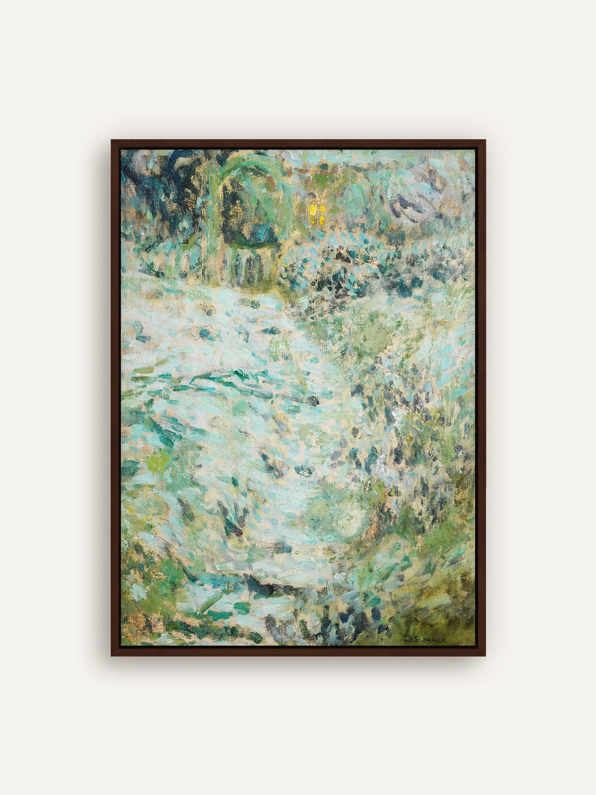 Leinwandbild „Garten von Gerberoy“ im dunkelbraunen Schattenfugenrahmen. Ein heller Weg zieht sich durch türkisgrünes Laub nach oben, am oberen Rand sind eine Laube und gelbe Lichtpunkte zu erkennen. #Rahmen_Braun