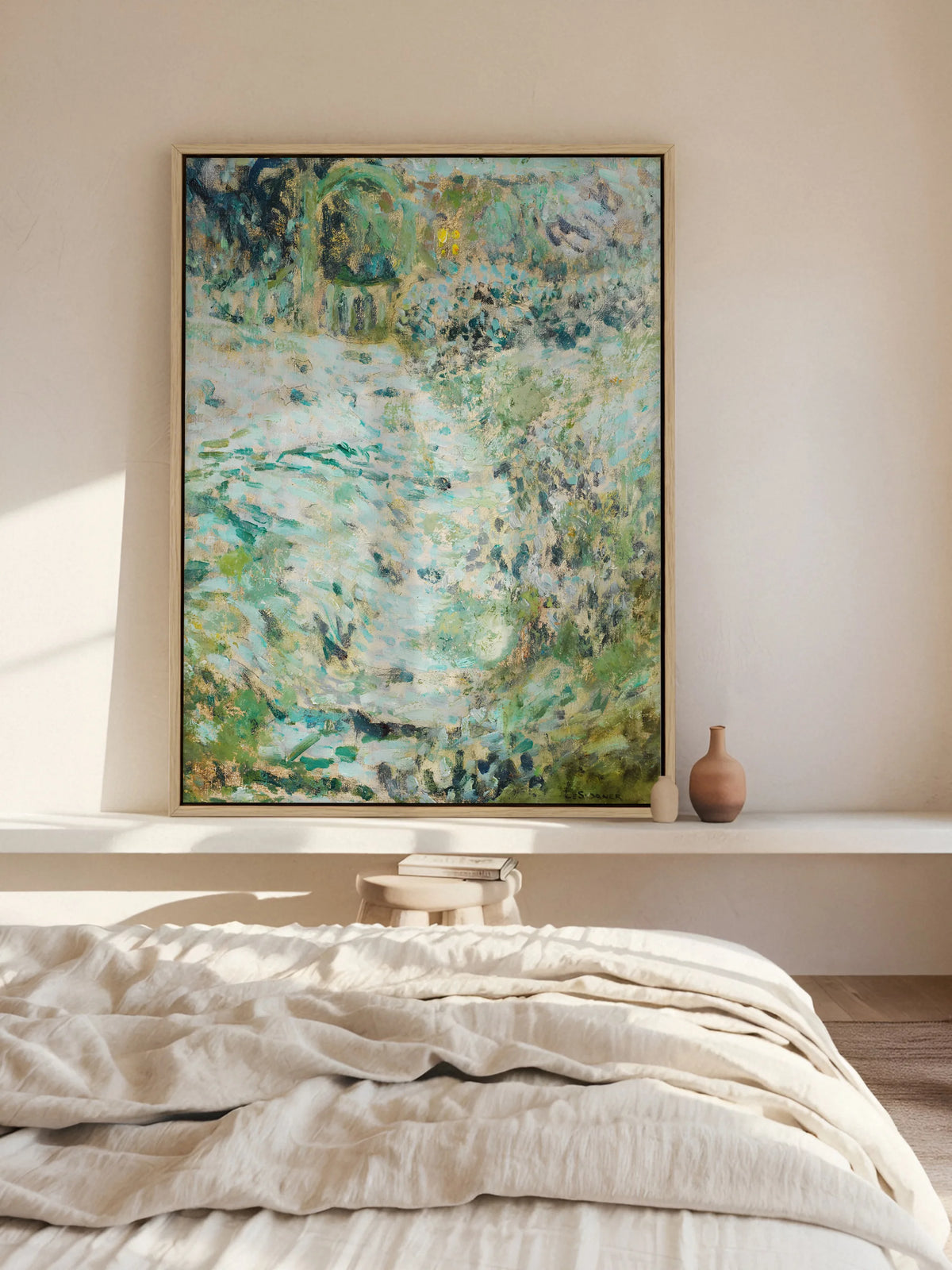 Großes Leinwandbild mit abstrakter Landschaft im Naturholzrahmen, angelehnt auf einem weißen Wandbord hinter dem Bett. Daneben stehen zwei kleine Tonvasen, Sonnenlicht fällt über die Leinenbettwäsche.