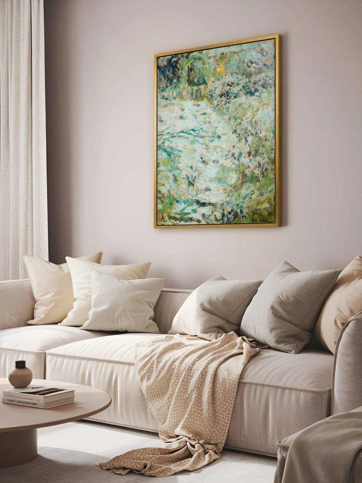 Das abstrakte Landschaft Leinwandbild in Türkis und Grün hängt im goldenen Rahmen über einem cremefarbenen Sofa mit Kissen in Beige und einer gewebten Decke. Es bringt Farbe in das helle Wohnzimmer.