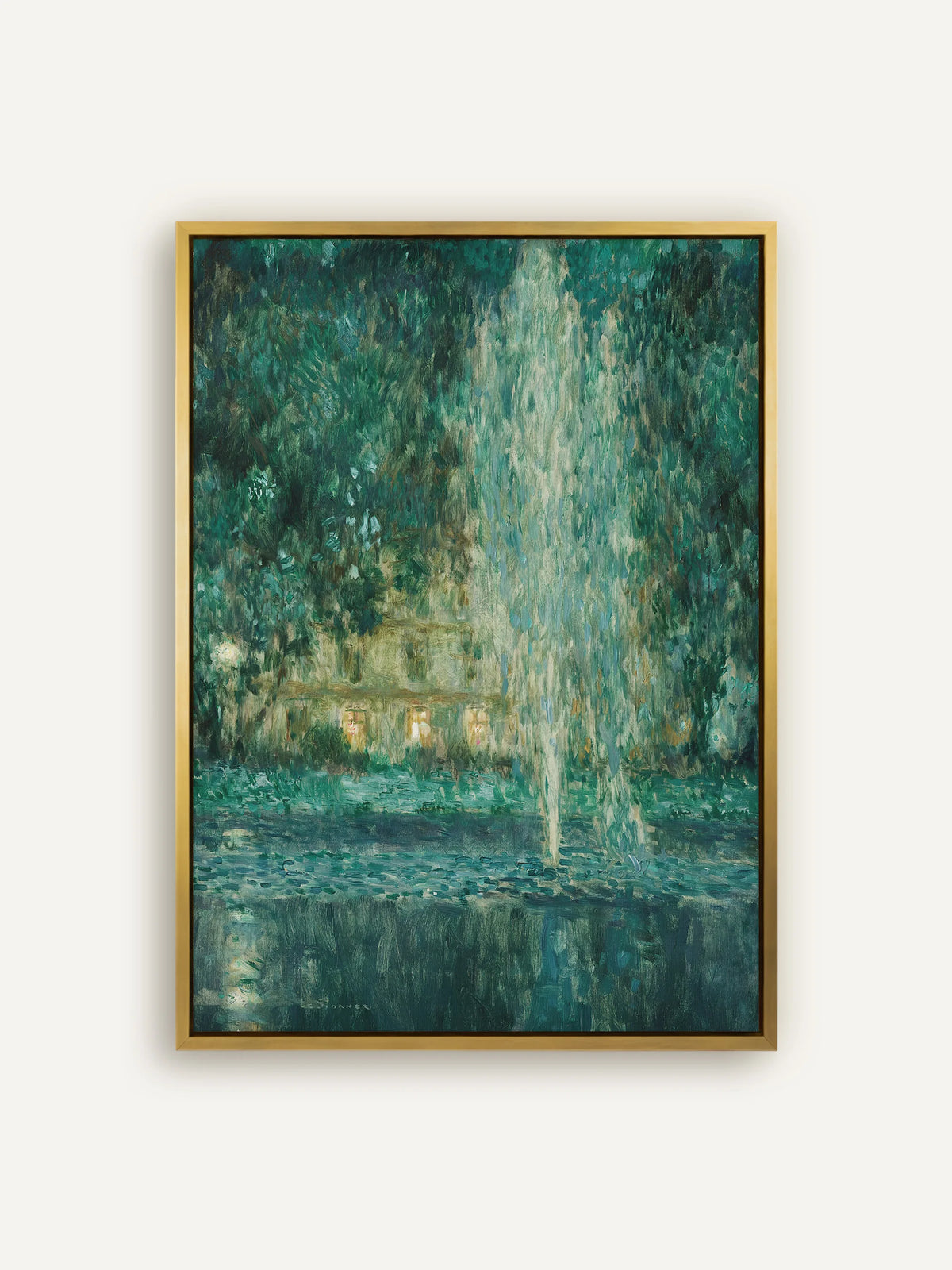 Grünes Impressionismus Leinwandbild im goldenen Schattenfugenrahmen. Das Gold nimmt das warme Licht der Fenster auf, davor steigt eine helle Wasserfontäne aus dem Teich. #Rahmen_Gold