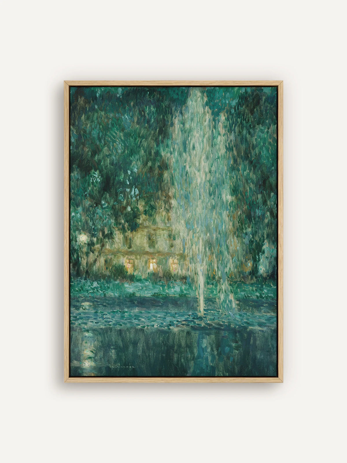Leinwandbild mit Wasserfontäne bei Nacht im naturfarbenen Schattenfugenrahmen. Eine helle Fontäne steigt vor dunkelgrünem Laub auf, im Hintergrund leuchten die Fenster eines Hauses. #Rahmen_Natur