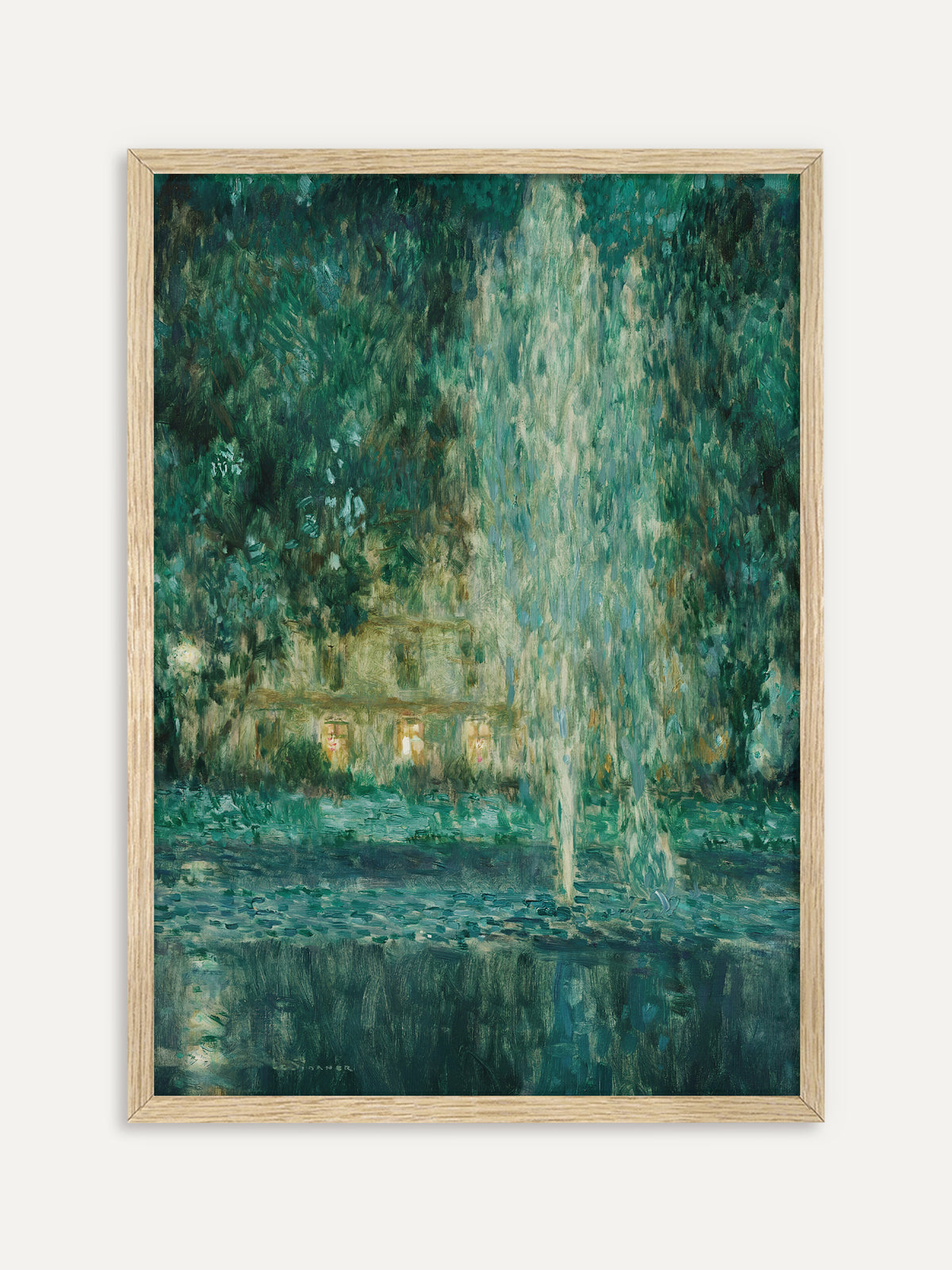 Kunstdruck, der einen nächtlichen Garten mit hoher Wasserfontäne vor einem Haus mit erleuchteten Fenstern zeigt, gemalt in tiefem Smaragdgrün. Der helle Holzrahmen lässt die nächtliche Vintage-Szene etwas leichter wirken. #Rahmen_Helles Holz
