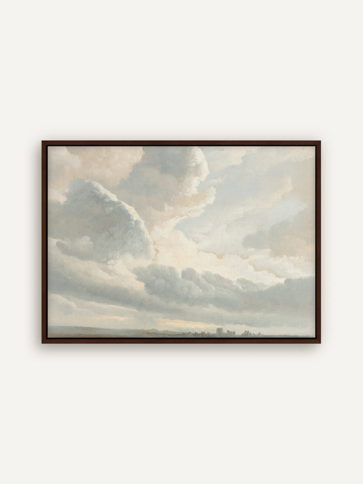 Wolkenlandschaft auf Leinwand im dunkelbraunen Schattenfugenrahmen. Der Himmel in Pastelltönen aus Blaugrau, Creme und Apricot hebt sich hell vom dunklen Holzrahmen ab, unten liegt ein schmaler Streifen Land. #Rahmen_Braun