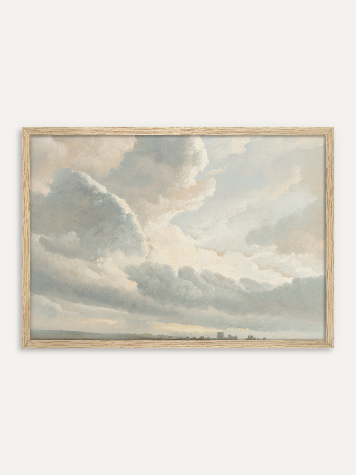 Kunstdruck, der große aufgetürmte Wolken in Weiß, Grau und zartem Blau über einem flachen Horizont zeigt, durch die warmes Licht fällt. Der helle Holzrahmen passt zur luftigen Japandi Stimmung des Himmels. #Rahmen_Helles Holz