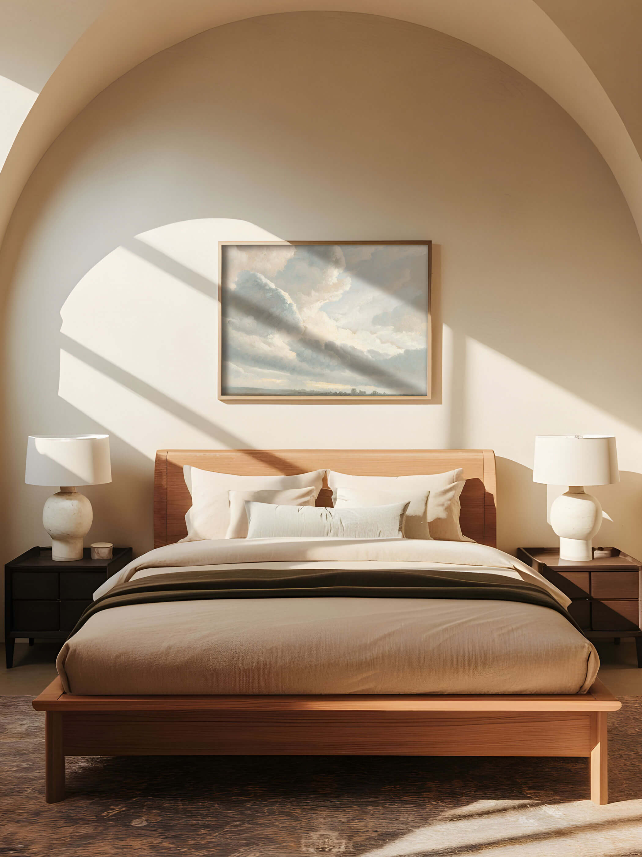 Vintage Wolken-Kunstdruck über einem modernen Holzrahmenbett, in einem lichtdurchfluteten Schlafzimmer mit gewölbten Decken, die den minimalistischen Stil des Raums betonen.