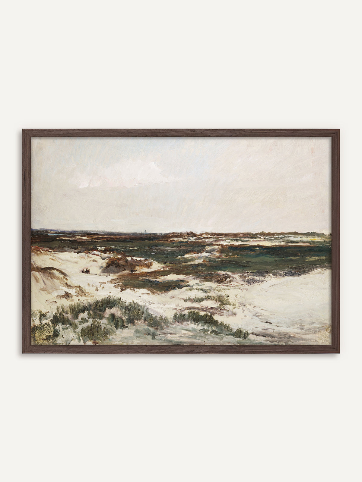 Poster, das weite Sanddünen mit grünen Grasbüscheln zeigt, hinter denen sich dunkle Heide bis zum Horizont unter einem hellen, blassen Himmel zieht. Im dunklen Holzrahmen wirkt die Küste rau und antik. #Rahmen_Dunkles Holz