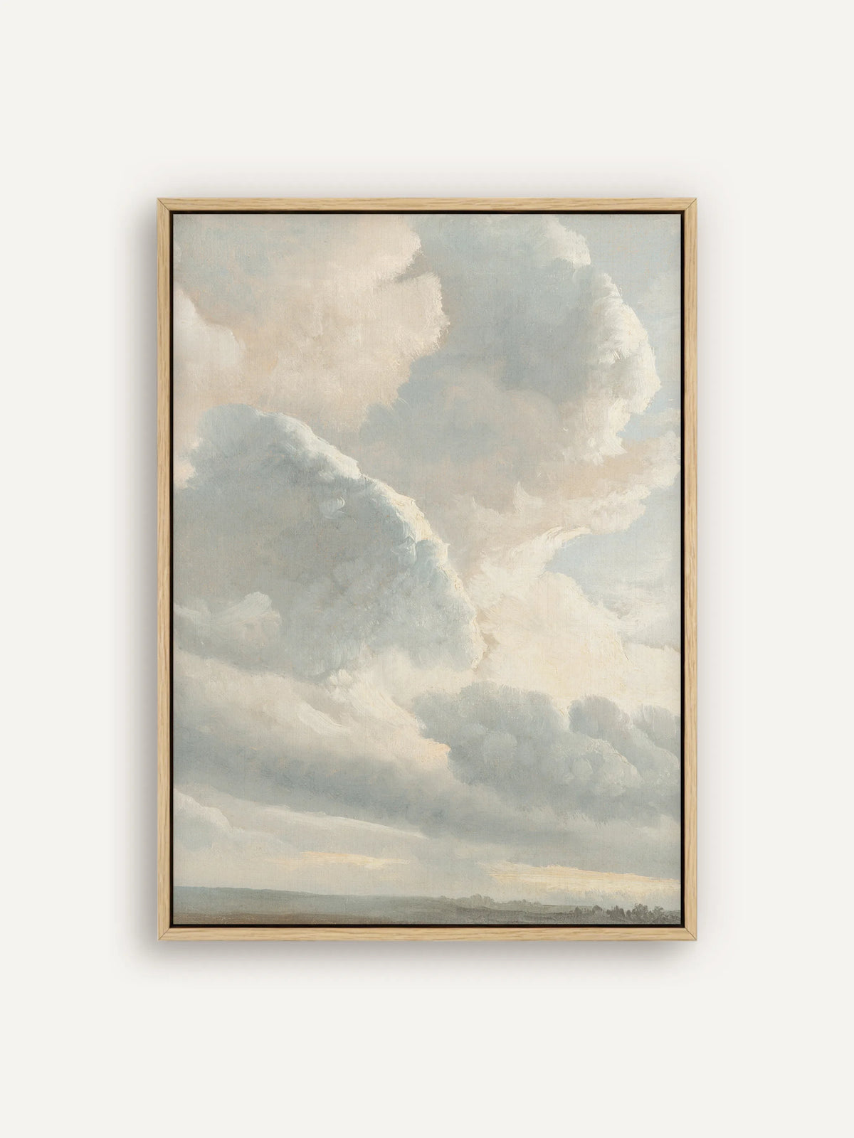 Wolken Leinwandbild im naturfarbenen Schattenfugenrahmen. Hoch aufgetürmte Wolken in Blaugrau und Creme ziehen über einen schmalen Landschaftsstreifen, am Horizont liegt gelbliches Licht. #Rahmen_Natur