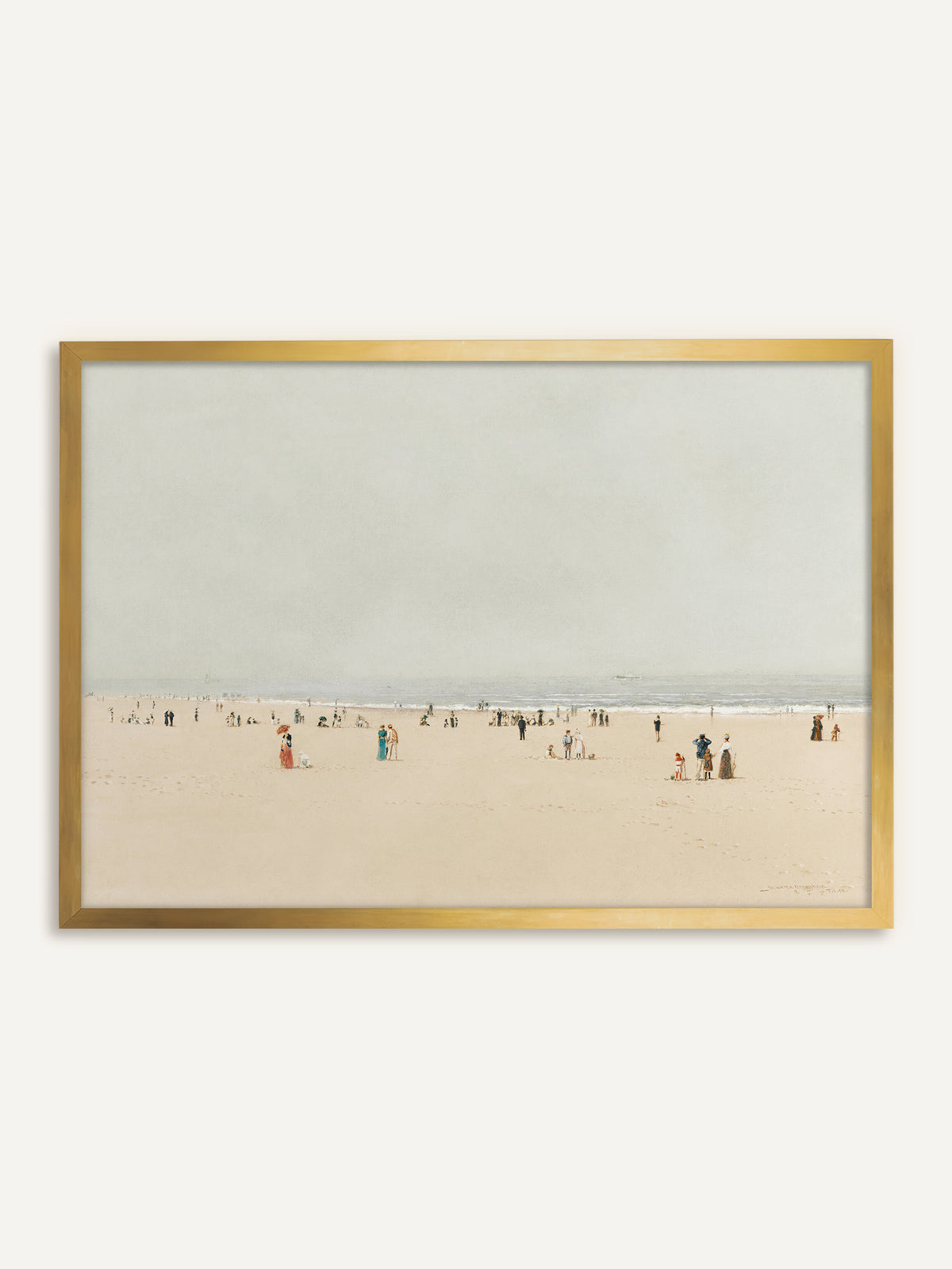 Wandbild, das einen weiten, hellen Sandstrand zeigt, auf dem kleine Figuren in langen Kleidern spazieren, vor einem ruhigen Meer unter blassgrauem Himmel. Der goldene Rahmen greift die Sandtöne auf und gibt dem Bild einen Vintage Glanz. #Rahmen_Gold