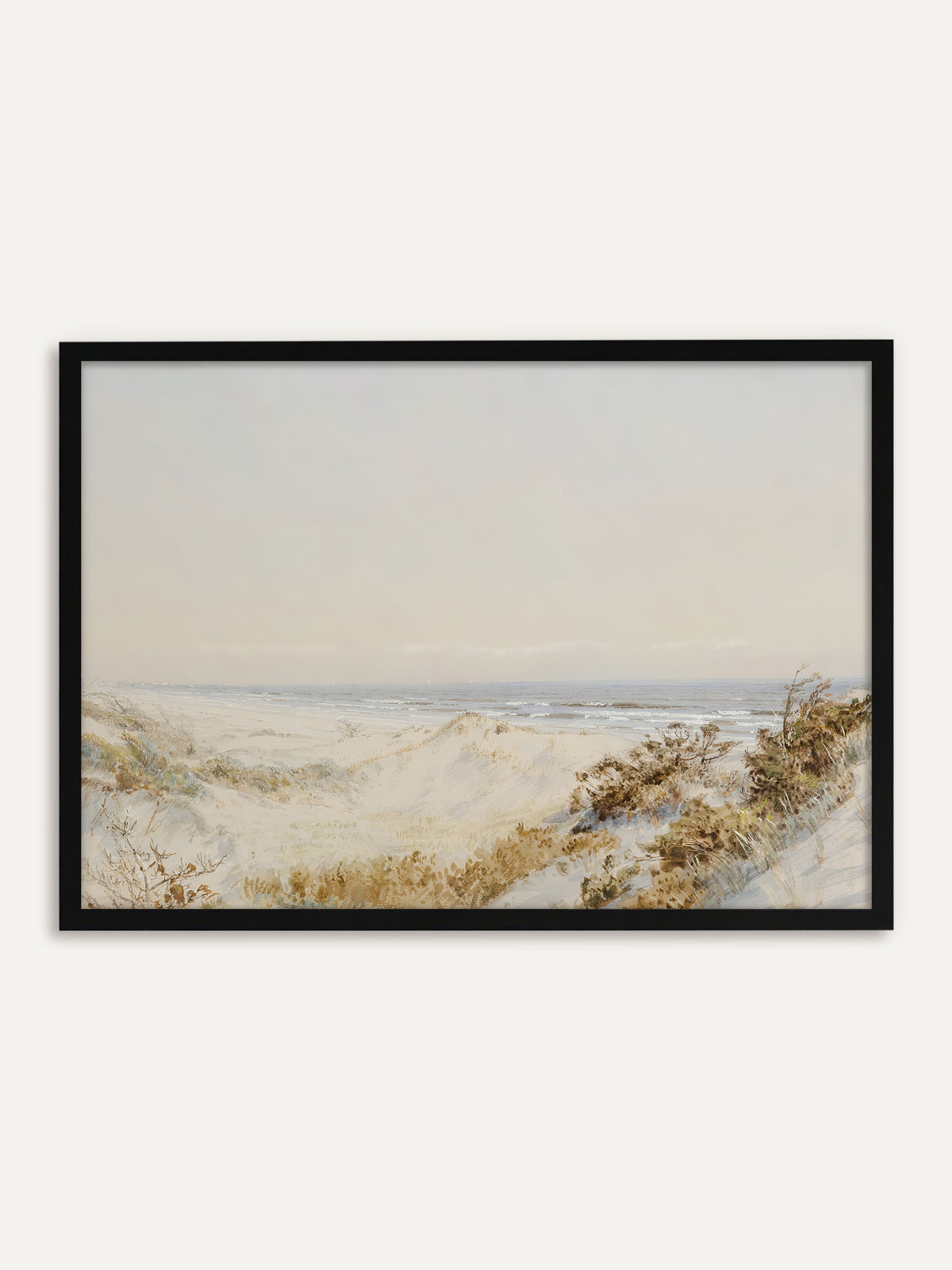 Gerahmtes Poster, das sanfte Sanddünen mit trockenen Gräsern und Sträuchern zeigt, hinter denen das Meer mit kleinen weißen Wellen unter einem blassen Himmel liegt. Der schwarze Rahmen setzt einen klaren Wabi-Sabi Kontrast zu den hellen Tönen. #Rahmen_Schwarz