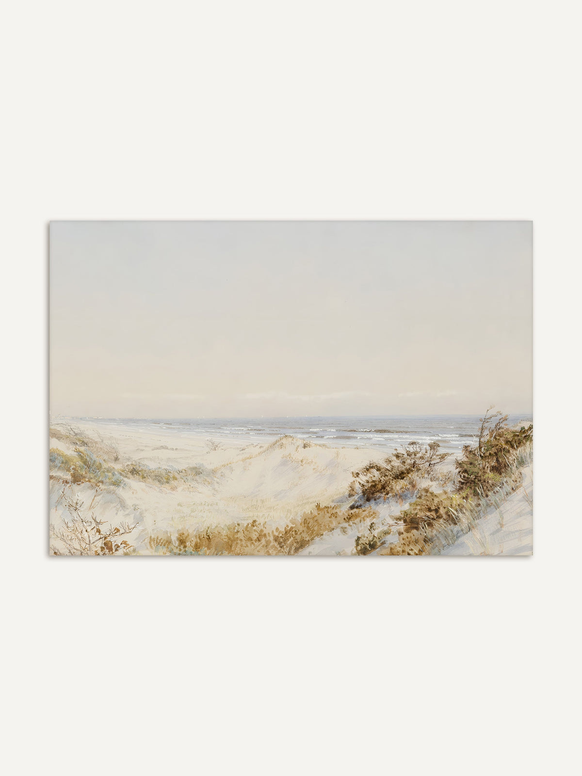 Kunstdruck einer ruhigen Dünenlandschaft am Atlantik, mit feinem Sand und niedriger Vegetation, der weite Ausblick erstreckt sich bis zum Horizont des Meeres unter einem blassen Himmel. #Rahmen_Ohne Rahmen