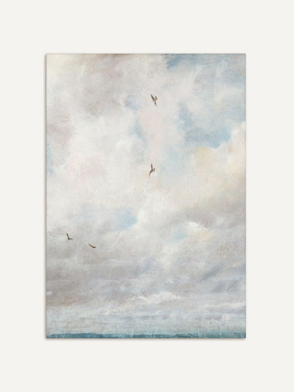 Vintage-Wolken-Kunstdruck mit weichen, hellen Wolken am Himmel und fliegenden Vögeln im oberen Bildbereich. Das Bild vermittelt eine friedliche, ruhige Atmosphäre und zeigt einen weiten Himmel über einem unscharf angedeuteten Horizont.