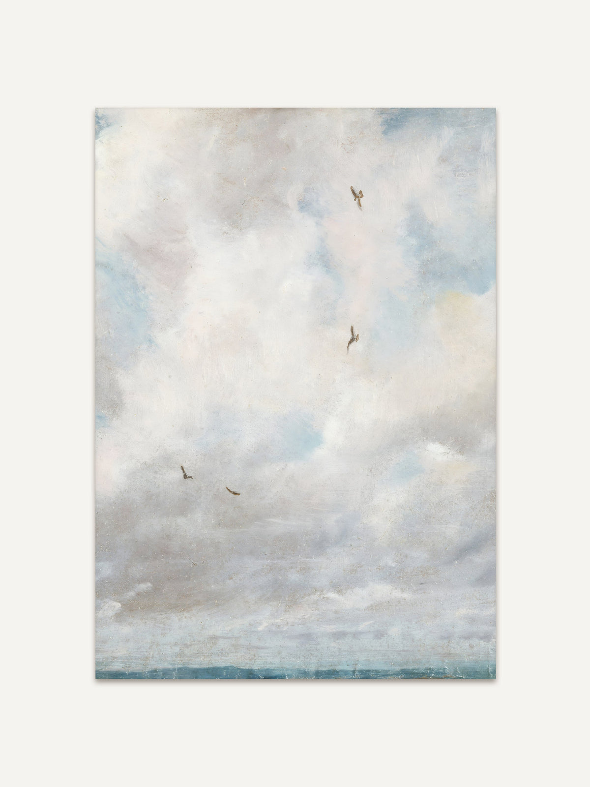 Vintage-Wolken-Kunstdruck mit weichen, hellen Wolken am Himmel und fliegenden Vögeln im oberen Bildbereich. Das Bild vermittelt eine friedliche, ruhige Atmosphäre und zeigt einen weiten Himmel über einem unscharf angedeuteten Horizont. #Rahmen_Ohne Rahmen