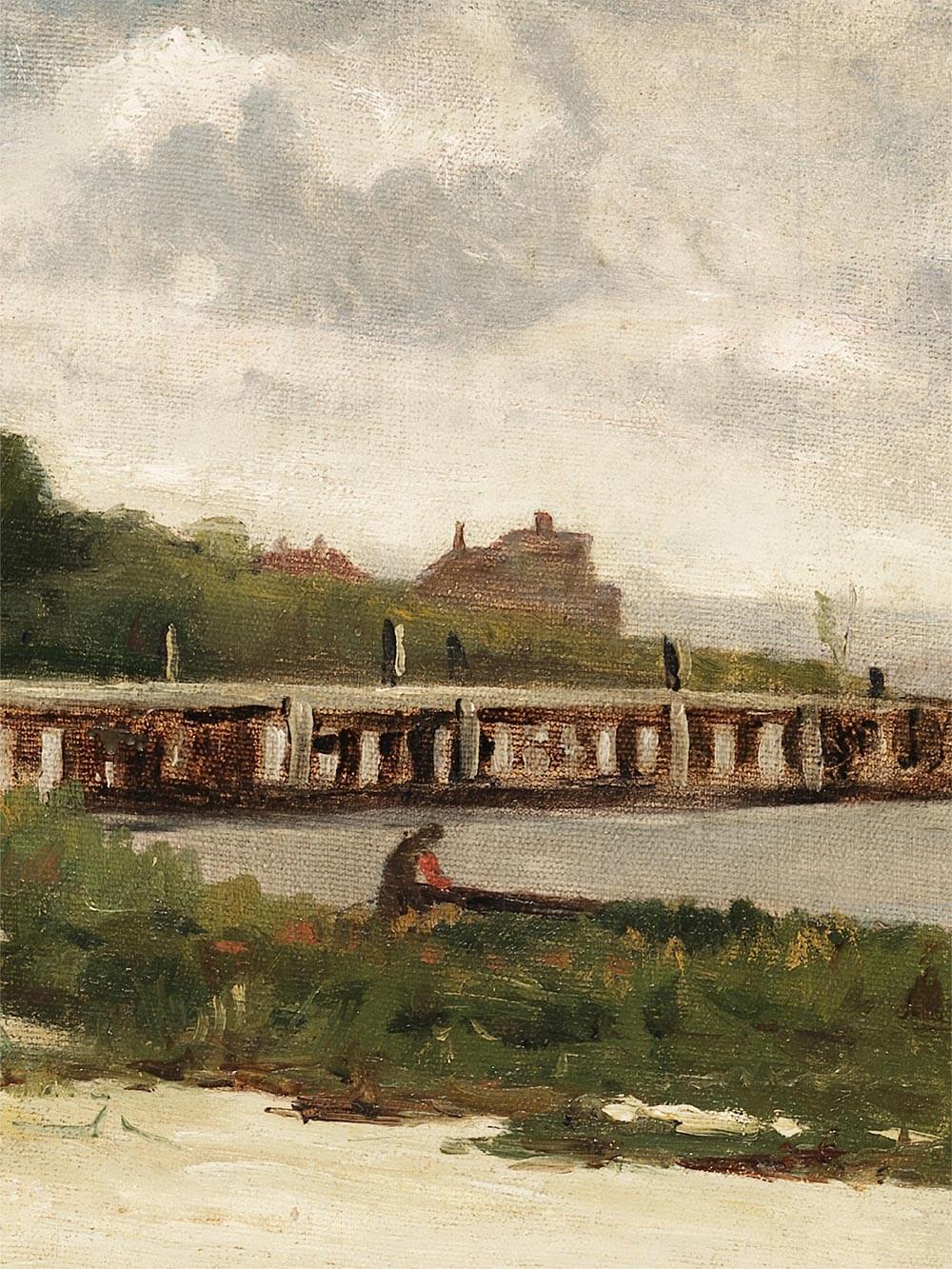 Nahaufnahme eines Vintage-Kunstdrucks mit impressionistischer Küstenlandschaft. Sichtbar sind die Holzbrücke, das grüne Ufer und eine kleine Figur am Wasser. Die grobe Leinwandstruktur betont die malerische Textur und den authentischen Charakter des Kunstwerks.