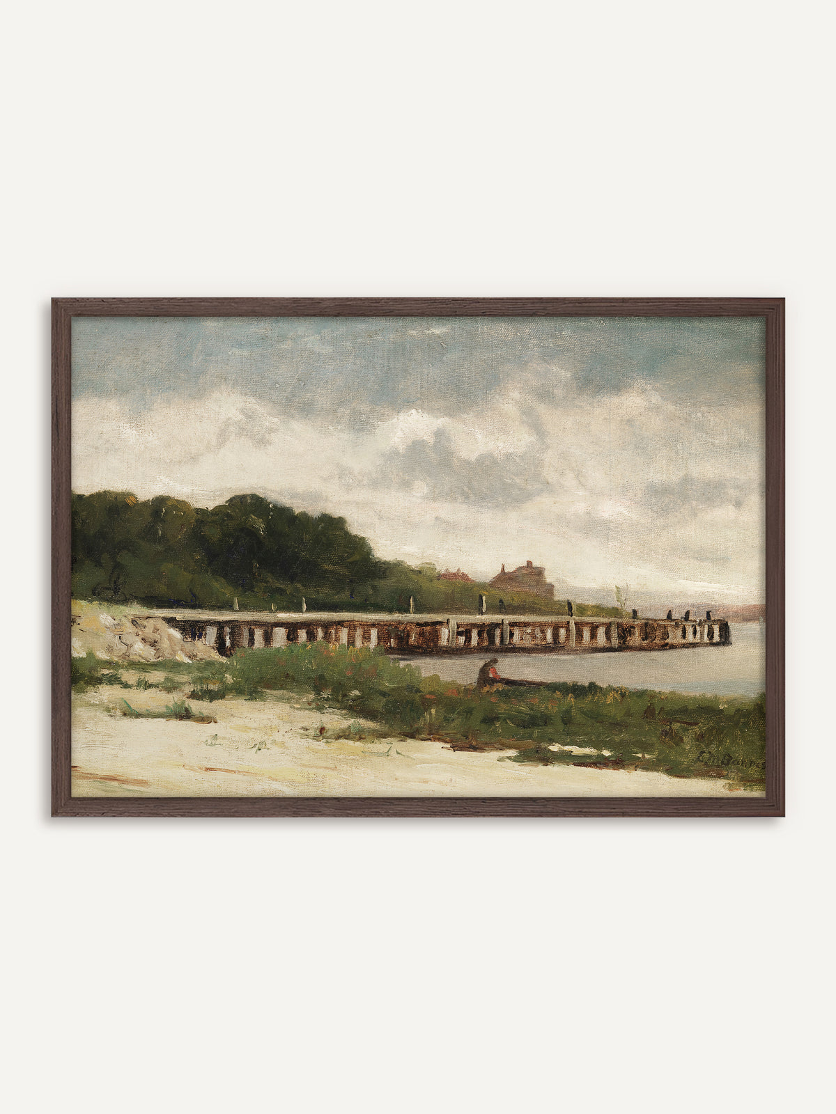 Poster, das einen alten Holzsteg an einer ruhigen Bucht zeigt, mit grünem Ufer, hellem Sand und einem Haus zwischen den Bäumen unter bewölktem Himmel. Im dunklen Holzrahmen wirkt die Bucht warm und antik. #Rahmen_Dunkles Holz