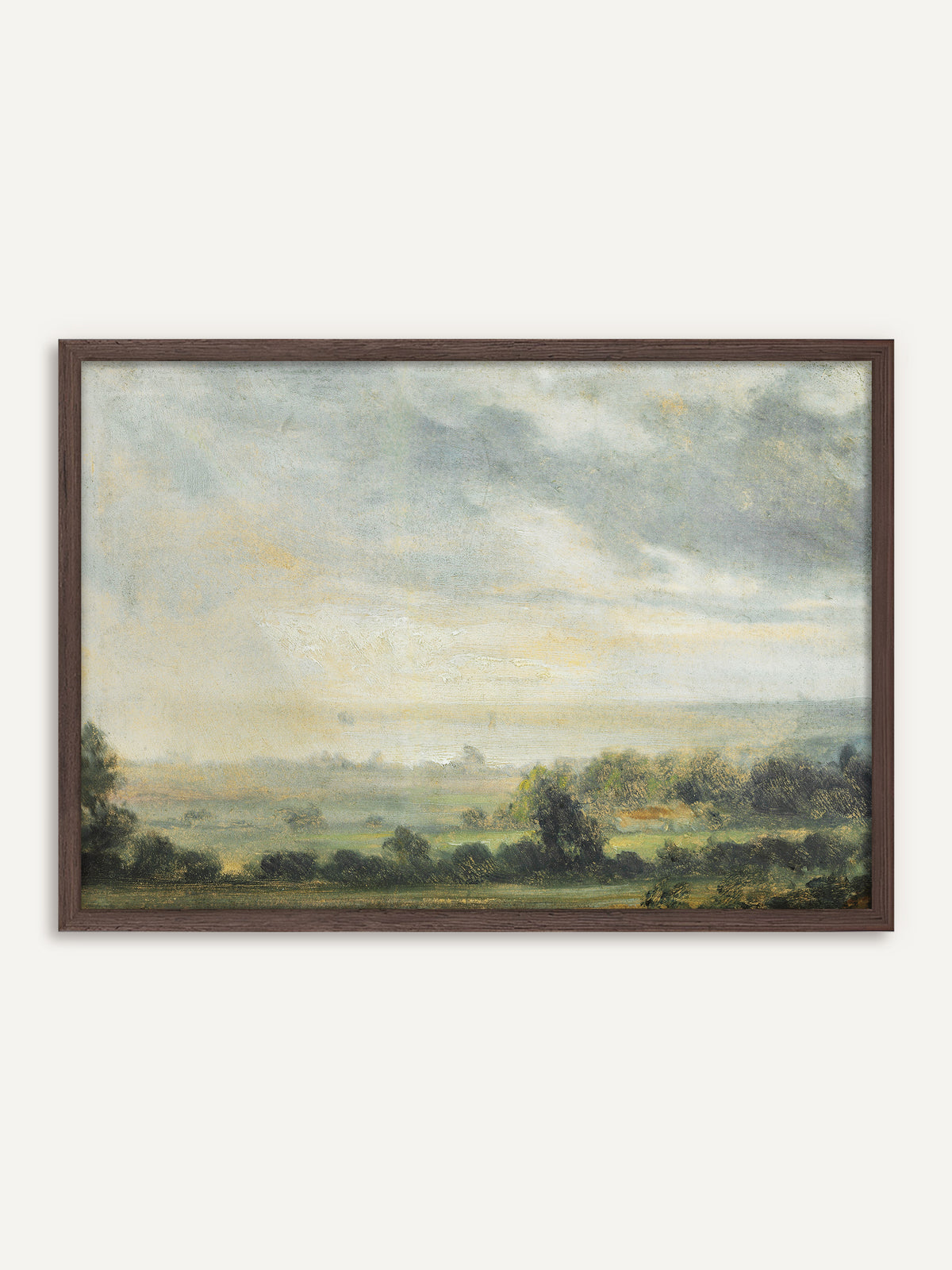 Poster, das einen weiten Blick über das Elbtal zeigt, mit dunkelgrünen Baumreihen und Feldern unter einem graublauen Wolkenhimmel, durch den goldenes Licht fällt. Der Rahmen aus dunklem Holz betont die moody Stimmung des wolkenverhangenen Himmels. #Rahmen_Dunkles Holz