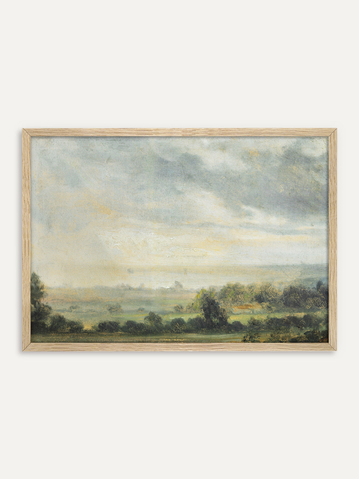 Kunstdruck, der einen weiten Blick über das Elbtal zeigt, mit dunkelgrünen Baumreihen und Feldern unter einem graublauen Wolkenhimmel, durch den goldenes Licht fällt. Im Rahmen aus hellem Holz wirkt die Landschaft hell und luftig, passend zum Landhausstil. #Rahmen_Helles Holz