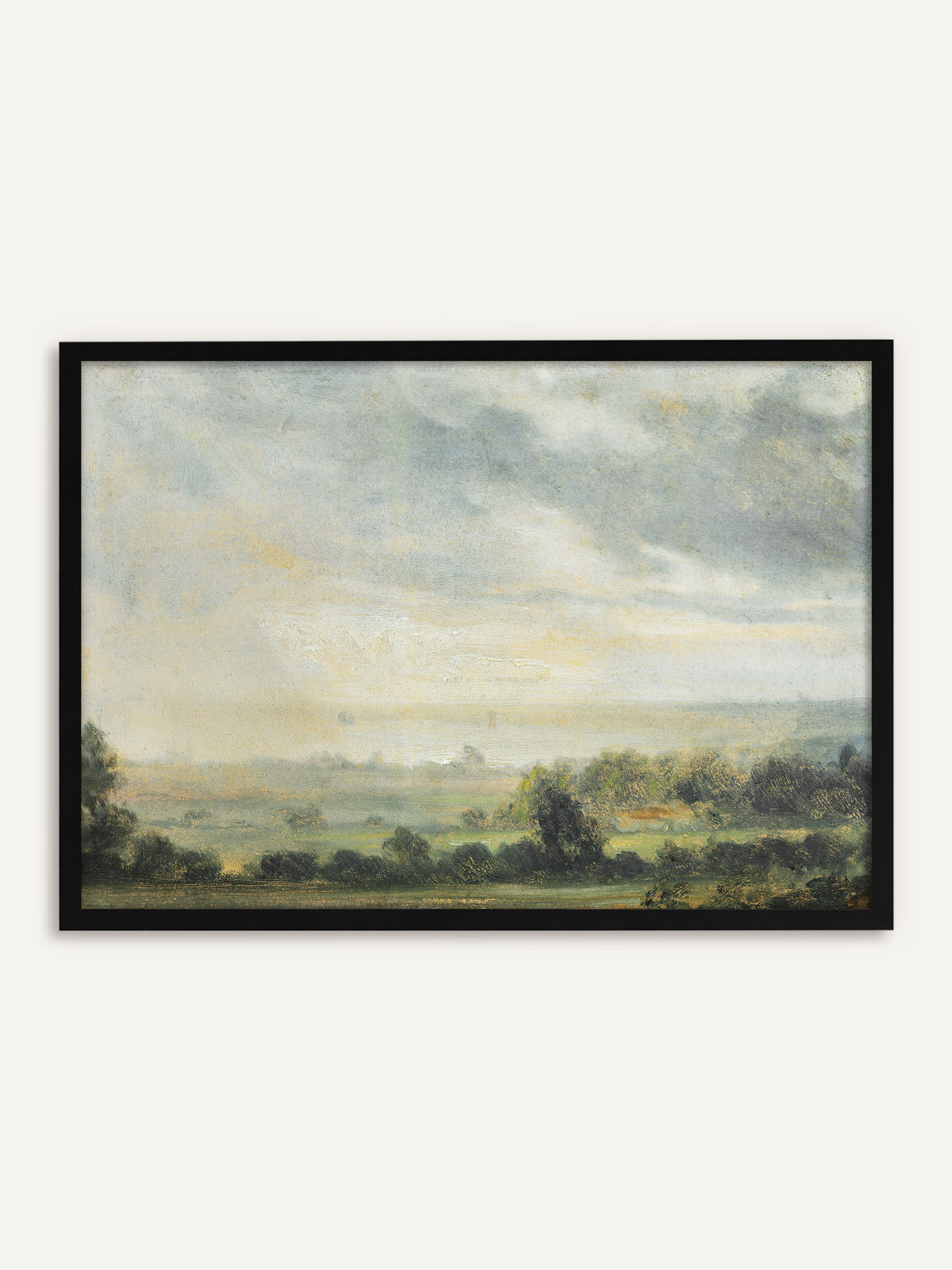 Gerahmtes Poster, das einen weiten Blick über das Elbtal zeigt, mit dunkelgrünen Baumreihen und Feldern unter einem graublauen Wolkenhimmel, durch den goldenes Licht fällt. Mit schwarzem Rahmen wirkt das Vintage-Motiv klar und modern. #Rahmen_Schwarz