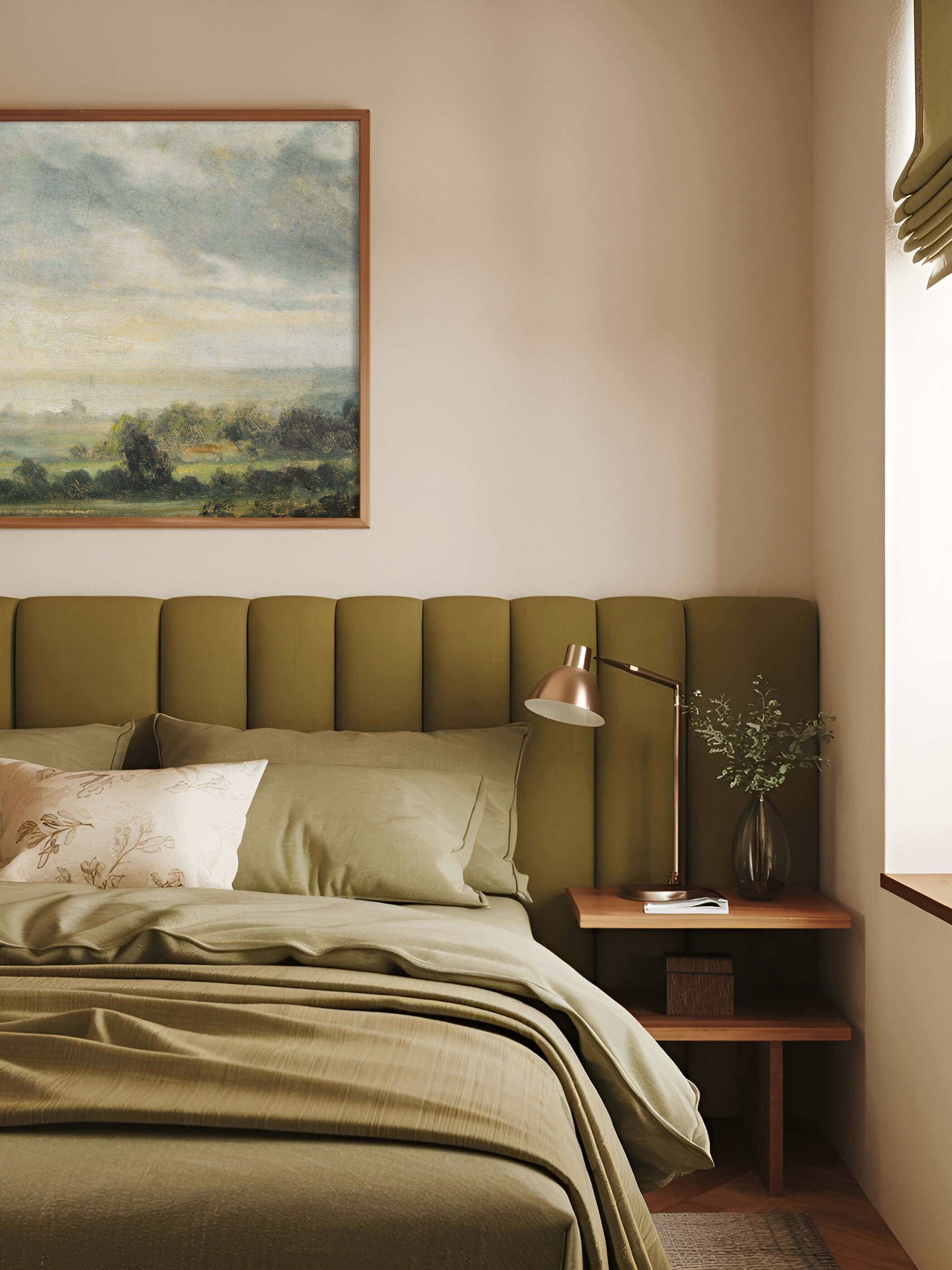 Stilvolles Schlafzimmer mit einem großen Vintage-Landschaftsposter über einem in grünen Farbtönen dekorierten Bett.