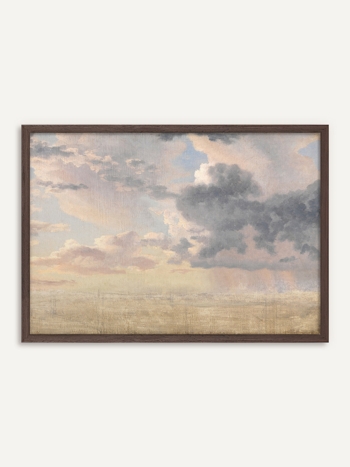 Poster, das einen weiten Himmel mit rosa und grauvioletten Wolken über einem flachen, sandfarbenen Horizont zeigt, rechts fällt aus einer dunklen Wolke ein Regenschauer. Der Rahmen aus dunklem Holz verstärkt die moody Stimmung des aufziehenden Regens. #Rahmen_Dunkles Holz
