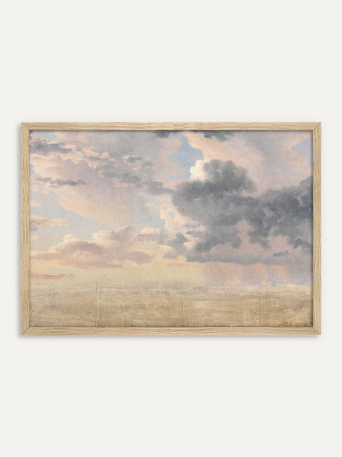 Kunstdruck, der einen weiten Himmel mit rosa und grauvioletten Wolken über einem flachen, sandfarbenen Horizont zeigt, rechts fällt aus einer dunklen Wolke ein Regenschauer. Im Rahmen aus hellem Holz passt die zarte Wolkenstudie zu einer ruhigen Einrichtung im Wabi-Sabi-Stil. #Rahmen_Helles Holz