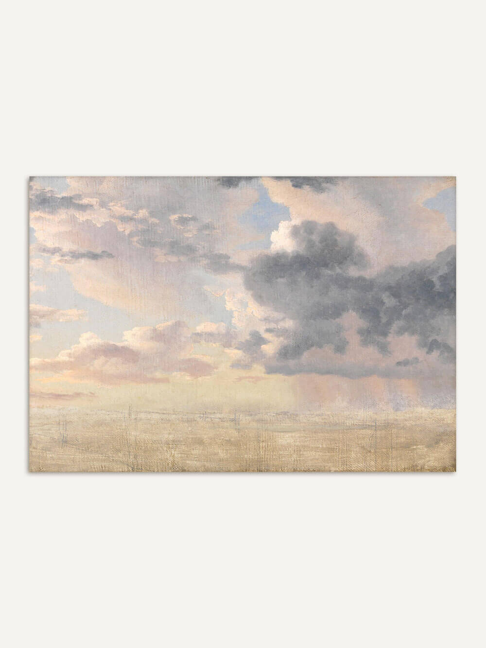 Kunstdruck eines dramatischen Wolkenhimmels über einer weiten Landschaft, in sanften Pastelltönen und mit tiefhängenden, dunklen Wolken, die einen Kontrast zum helleren Himmel bilden.