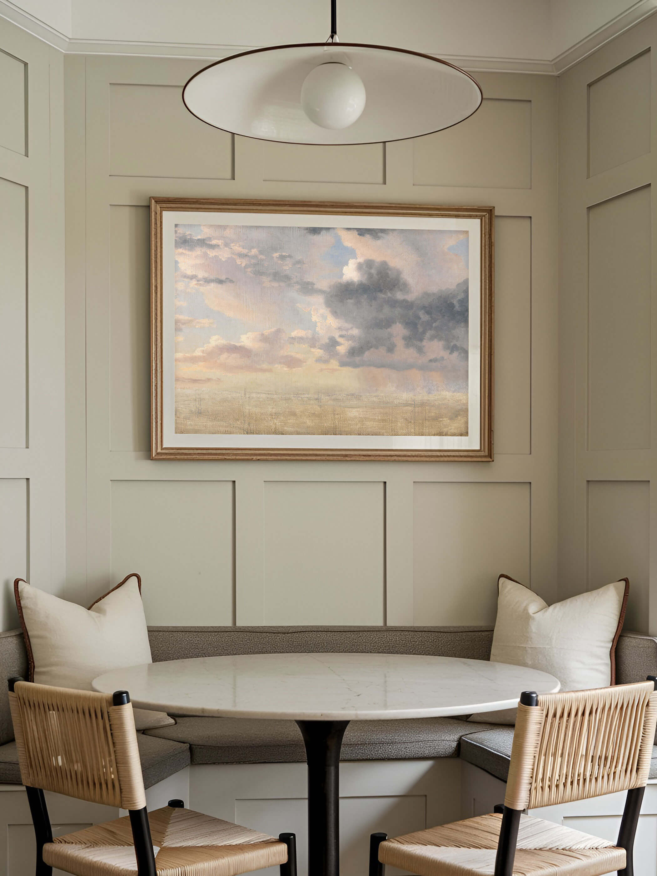 Wandbild von Wolken über dem Sund, eingerahmt und über einer gemütlichen Sitzbank in einem modern eingerichteten Essbereich aufgehängt