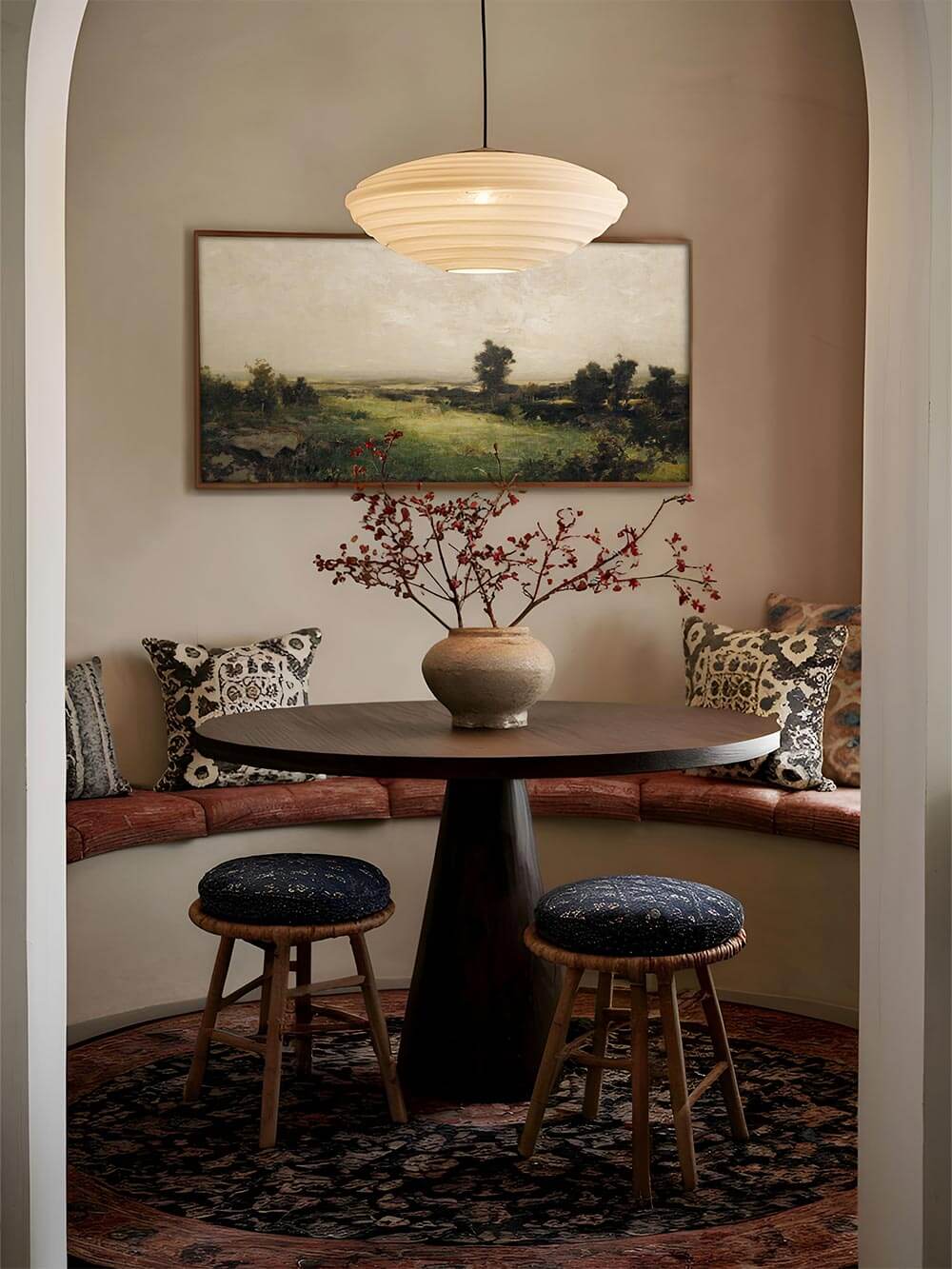 Panorama-Landschaft über einer runden Sitzbank im Esszimmer mit warmen Erdtönen und mediterranem Flair. Das Wandbild ergänzt Wabi-Sabi- und Cottagecore-Stile mit nostalgischer Gelassenheit.