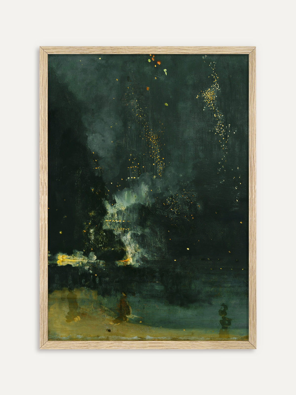 Kunstdruck, der eine dunkle Nachtszene über dem Wasser mit goldenen Funken eines Feuerwerks, Rauchschwaden und schemenhaften Figuren am Ufer zeigt. Im Rahmen aus hellem Holz wirkt das moody Nachtbild etwas weicher. #Rahmen_Helles Holz