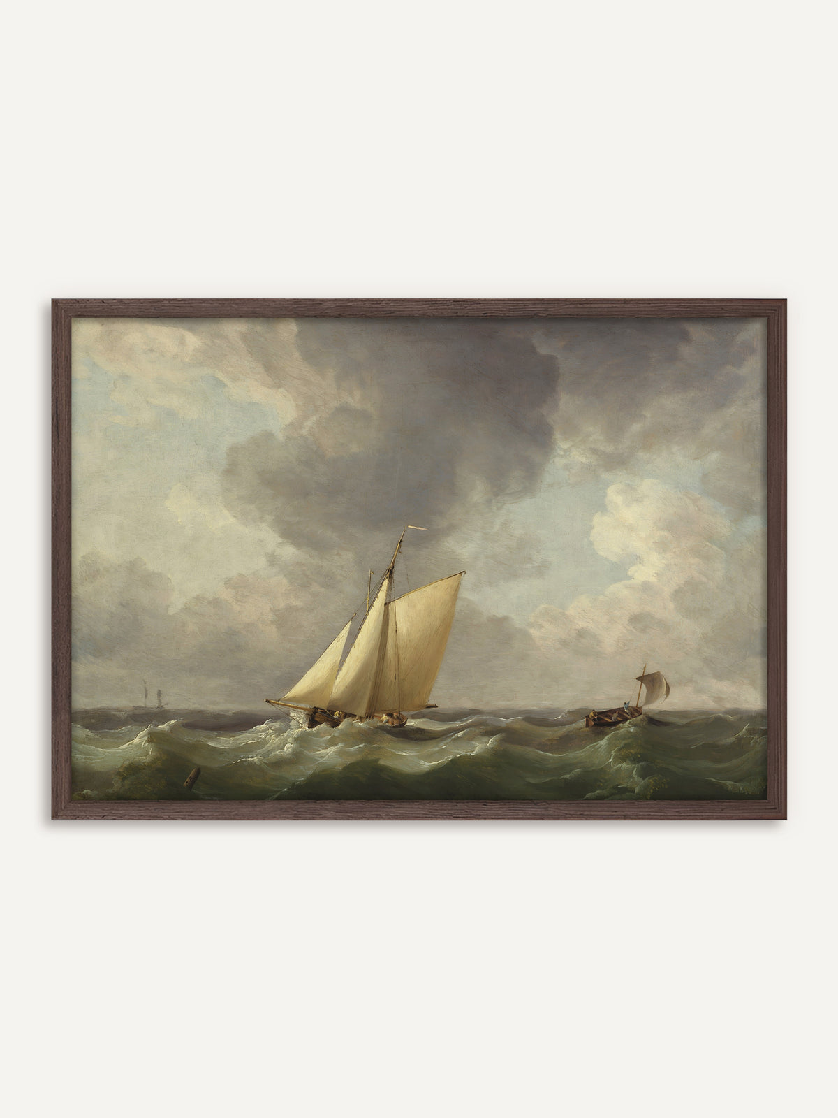 Poster, das ein Segelboot mit cremeweißen Segeln und ein kleineres Boot auf grünen, schäumenden Wellen unter einem dramatischen grauen Wolkenhimmel zeigt. Der Rahmen aus dunklem Holz verstärkt die moody Stimmung des Sturms. #Rahmen_Dunkles Holz